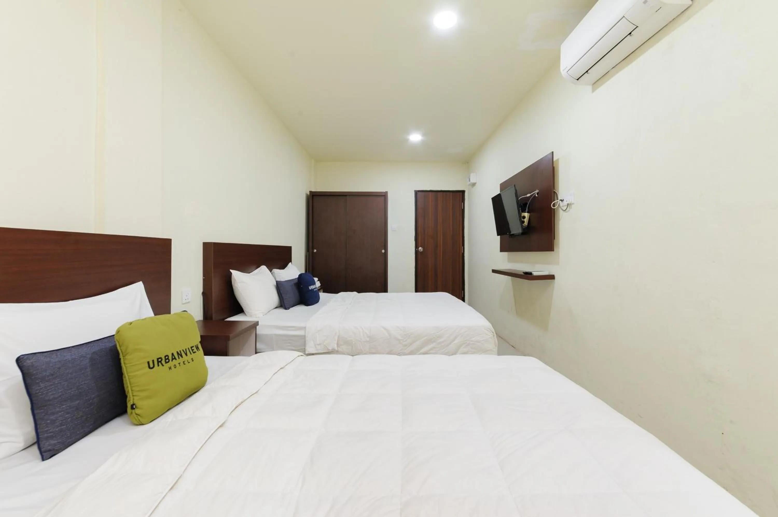 Bedroom, Bed in Urbanview Hotel Kansa near Harbour Bay Batam by RedDoorz