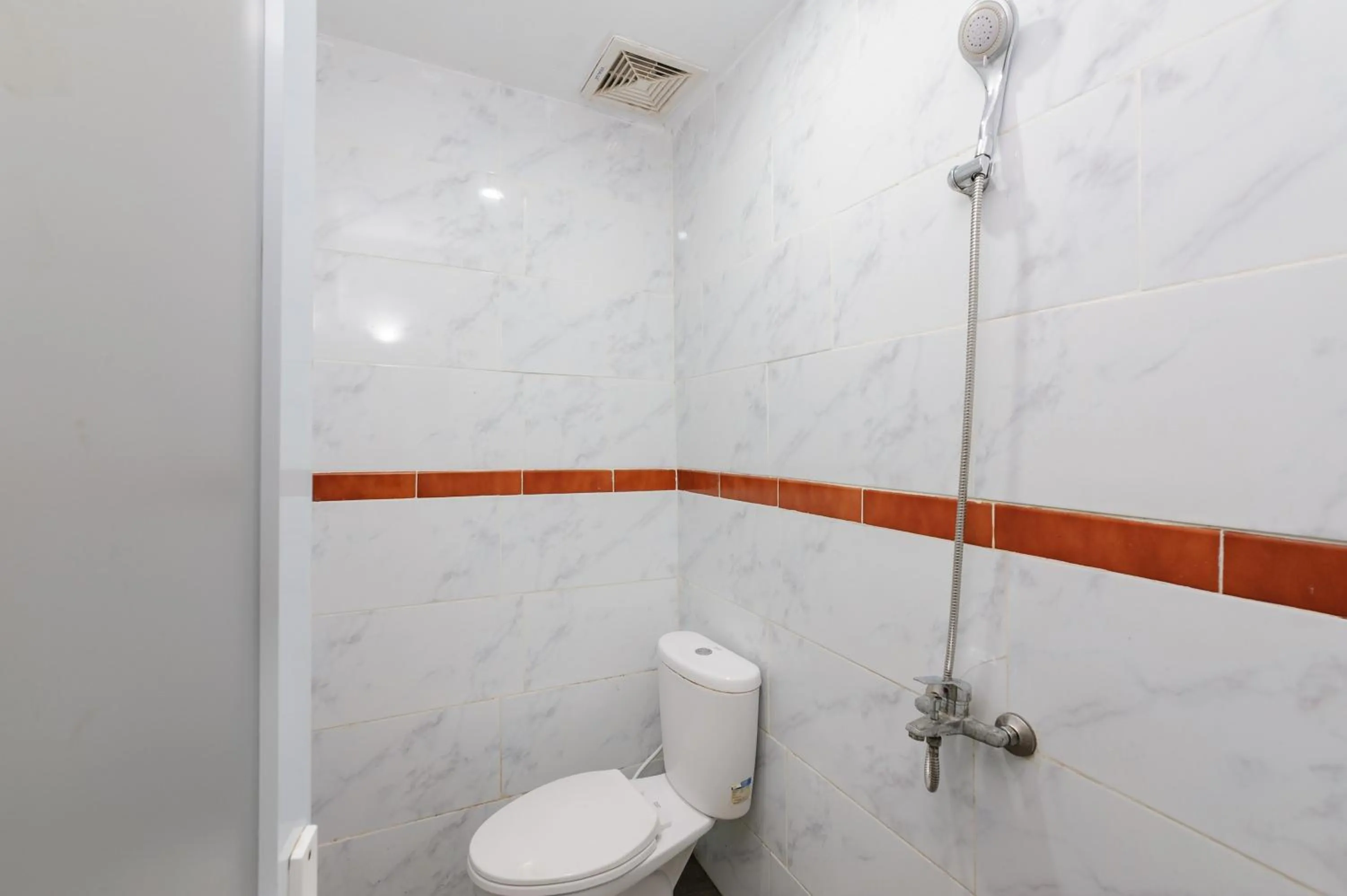 Bathroom in Urbanview Hotel Kansa near Harbour Bay Batam by RedDoorz