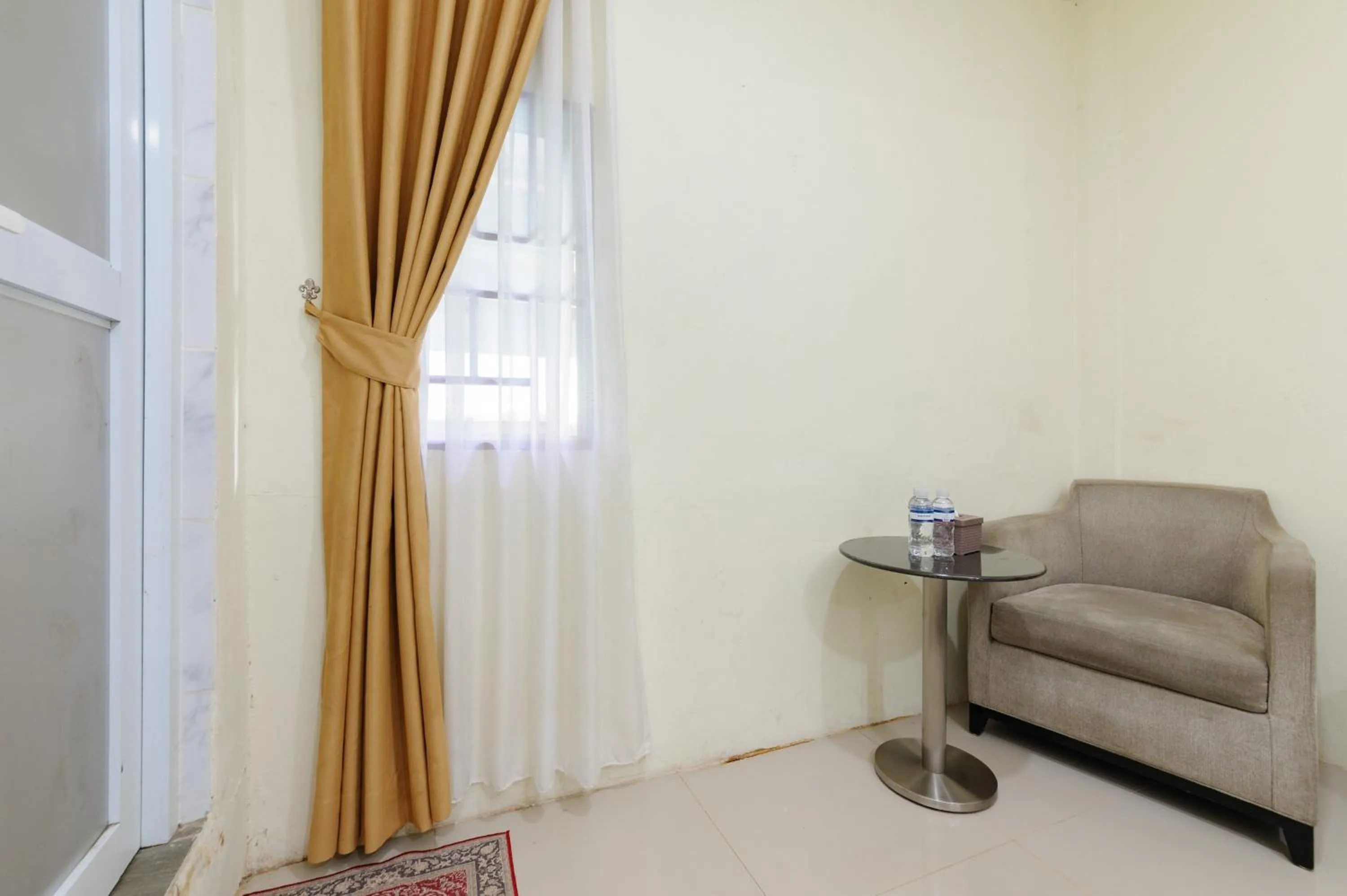 Seating area in Urbanview Hotel Kansa near Harbour Bay Batam by RedDoorz