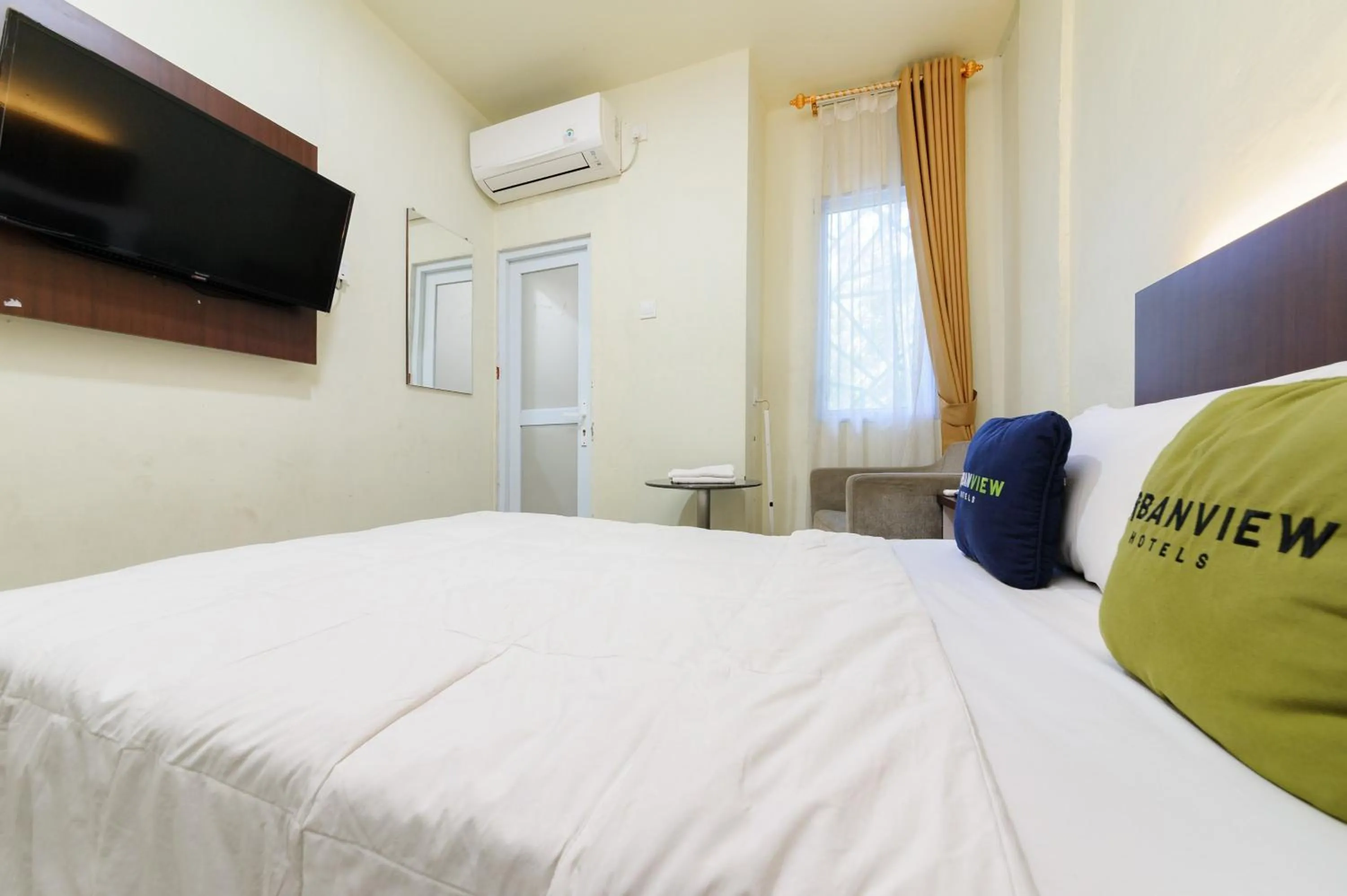 Bedroom, Bed in Urbanview Hotel Kansa near Harbour Bay Batam by RedDoorz