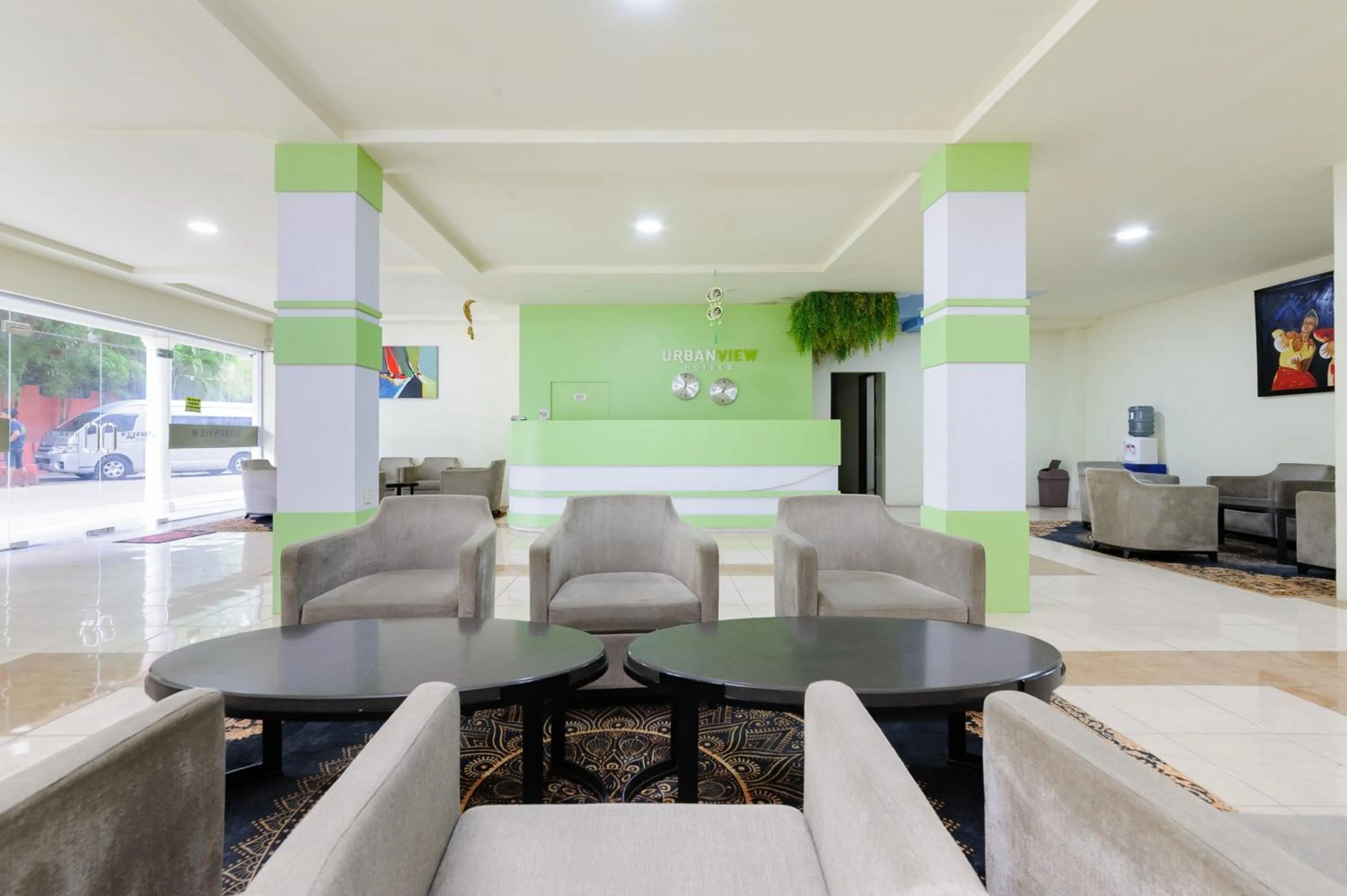 Seating area in Urbanview Hotel Kansa near Harbour Bay Batam by RedDoorz
