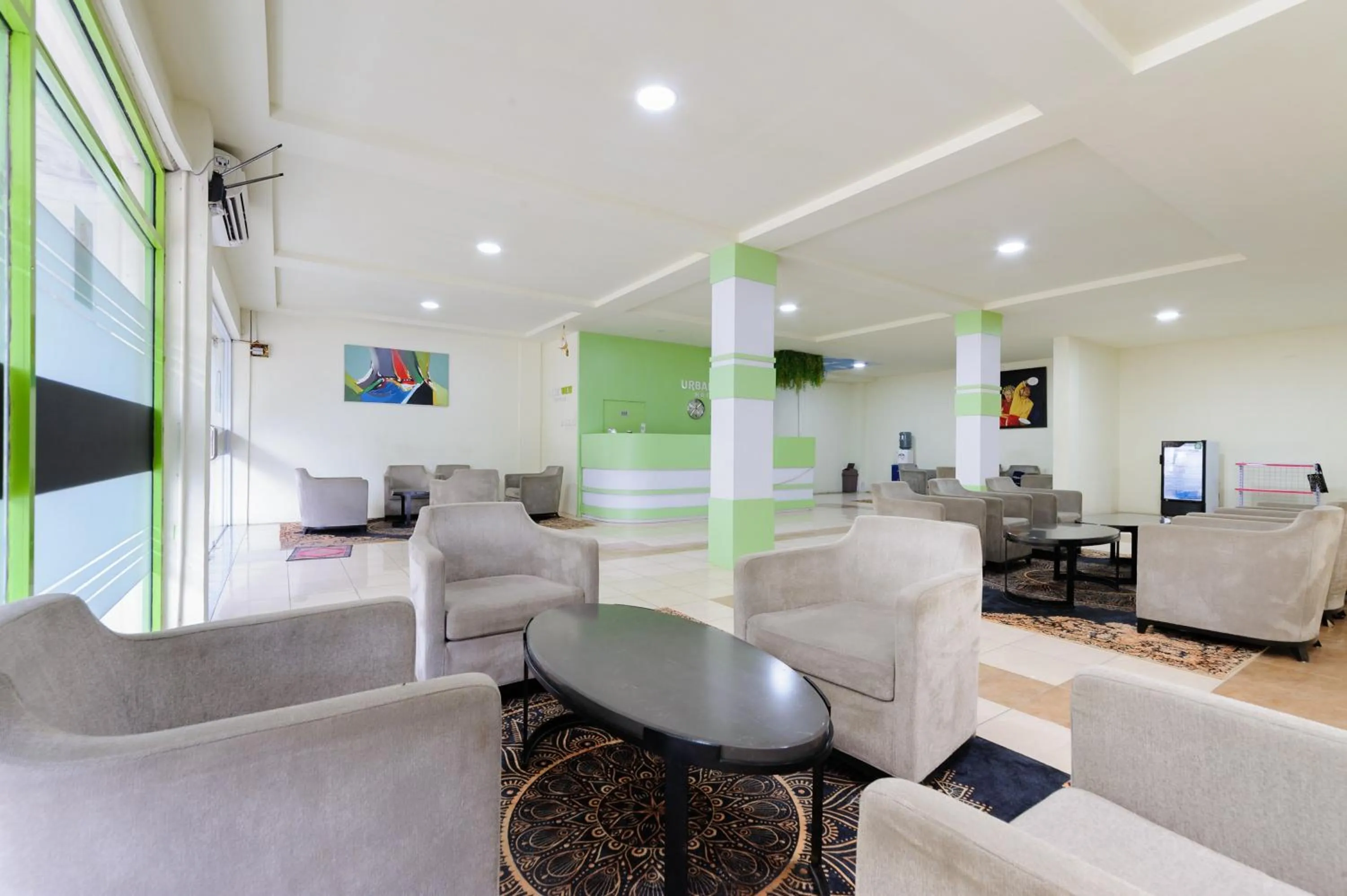 Seating area in Urbanview Hotel Kansa near Harbour Bay Batam by RedDoorz