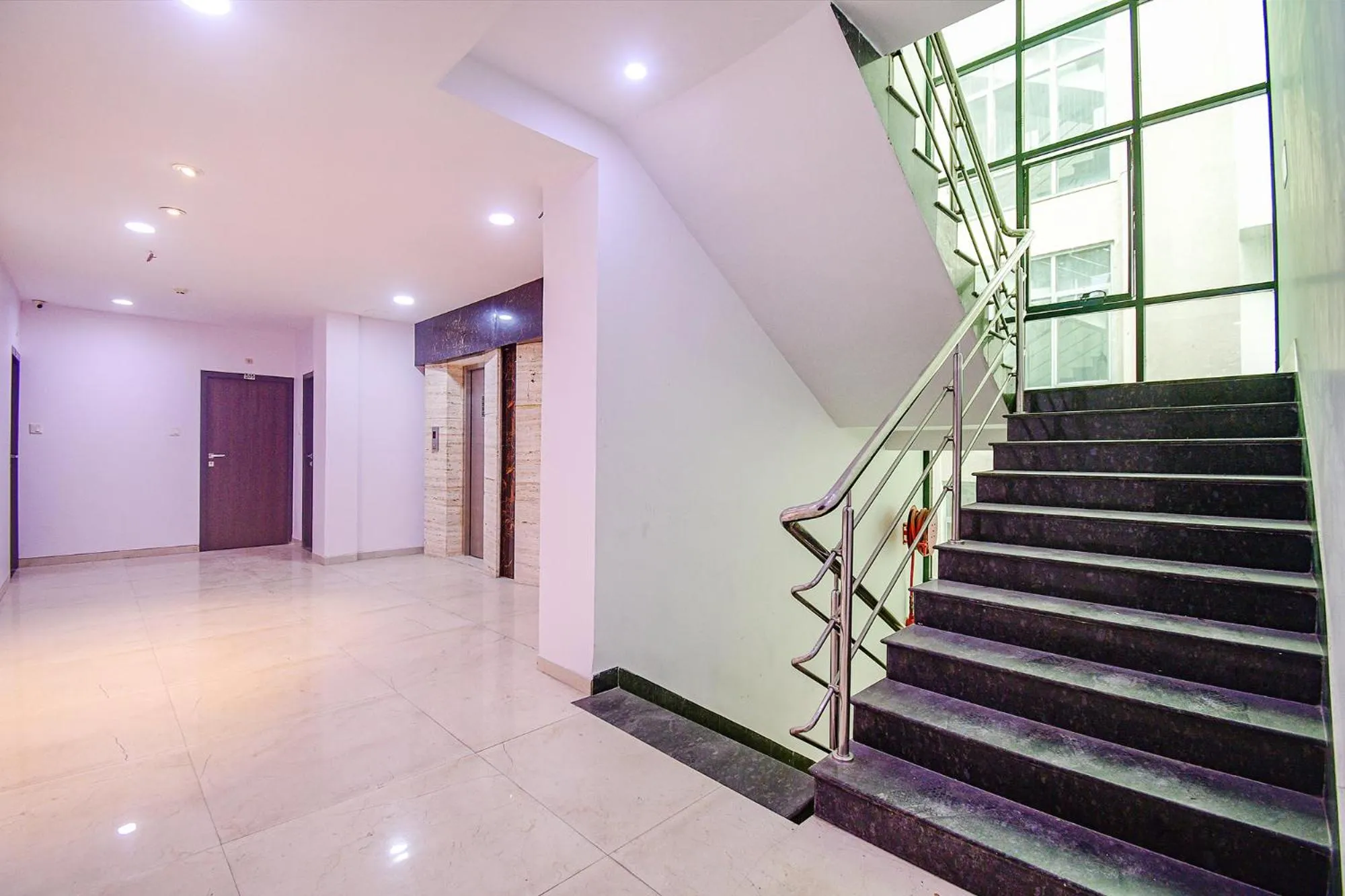 Lobby or reception in FabHotel Rani Tower - Chinar Park