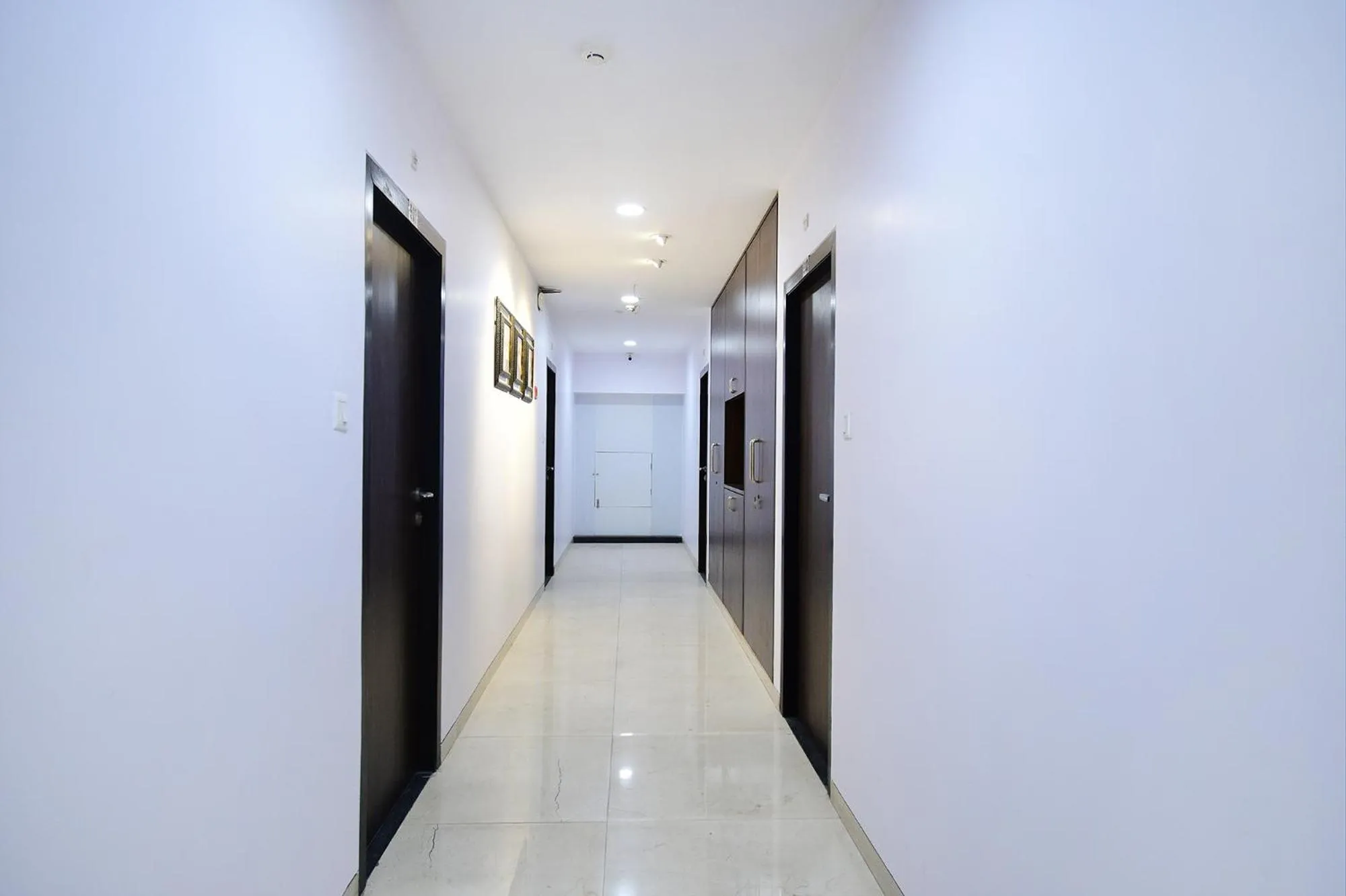 Lobby or reception in FabHotel Rani Tower - Chinar Park