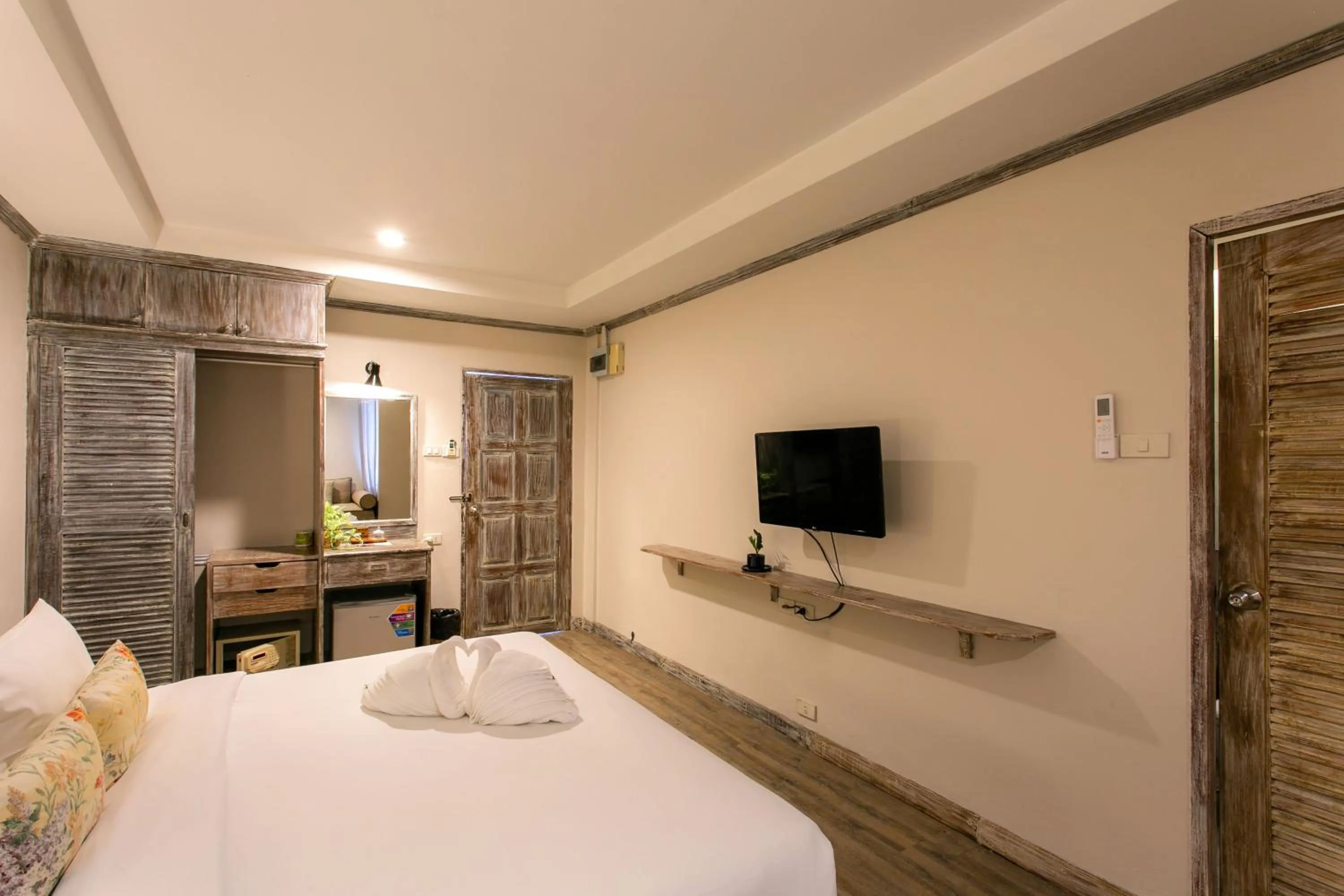 Bed in JALMIN Hotel Samui