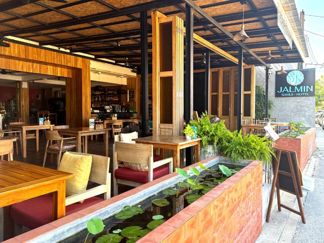 Restaurant/places to eat in JALMIN Hotel Samui