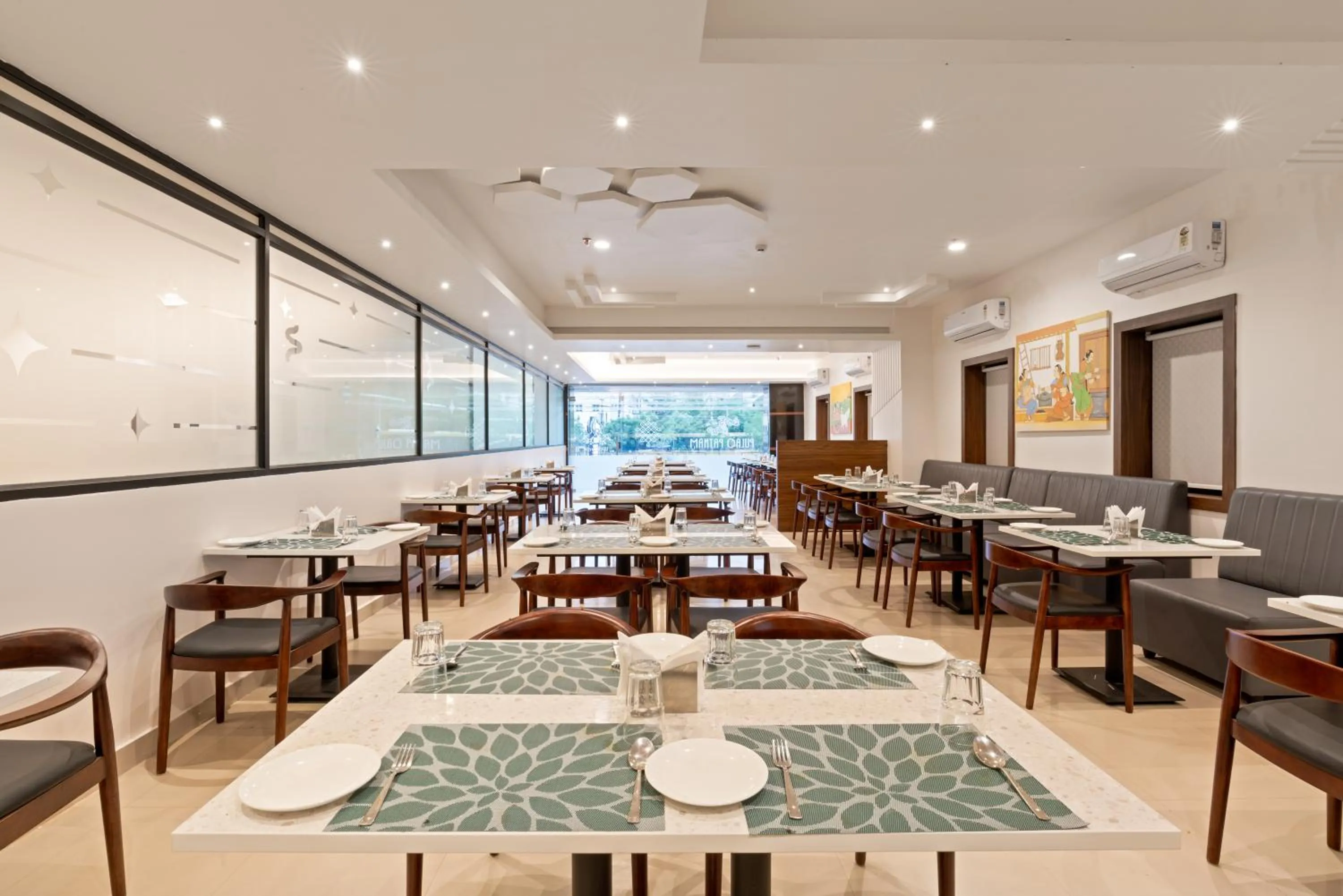 Restaurant/places to eat in The Elite Hotel