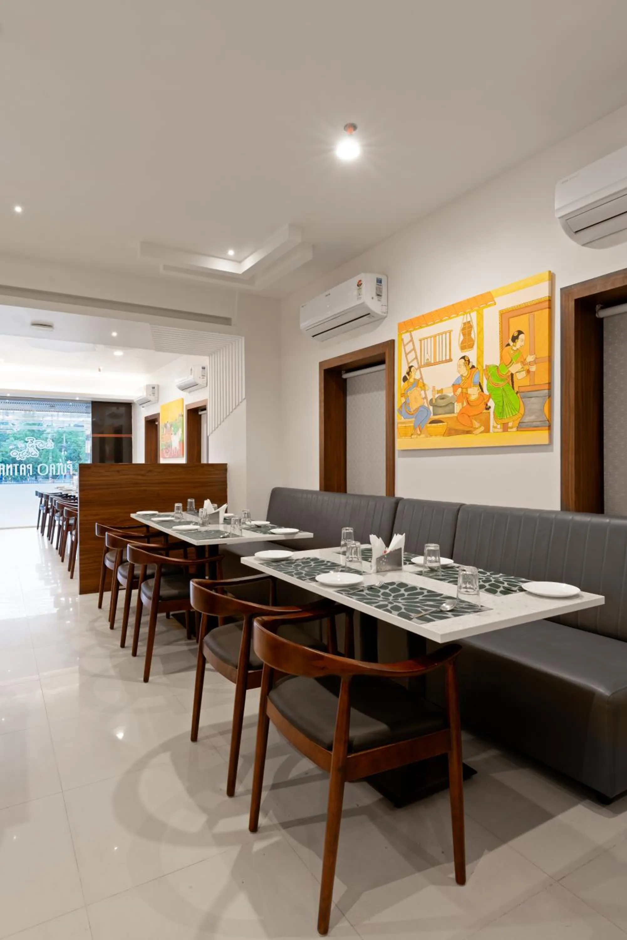 Restaurant/places to eat in The Elite Hotel