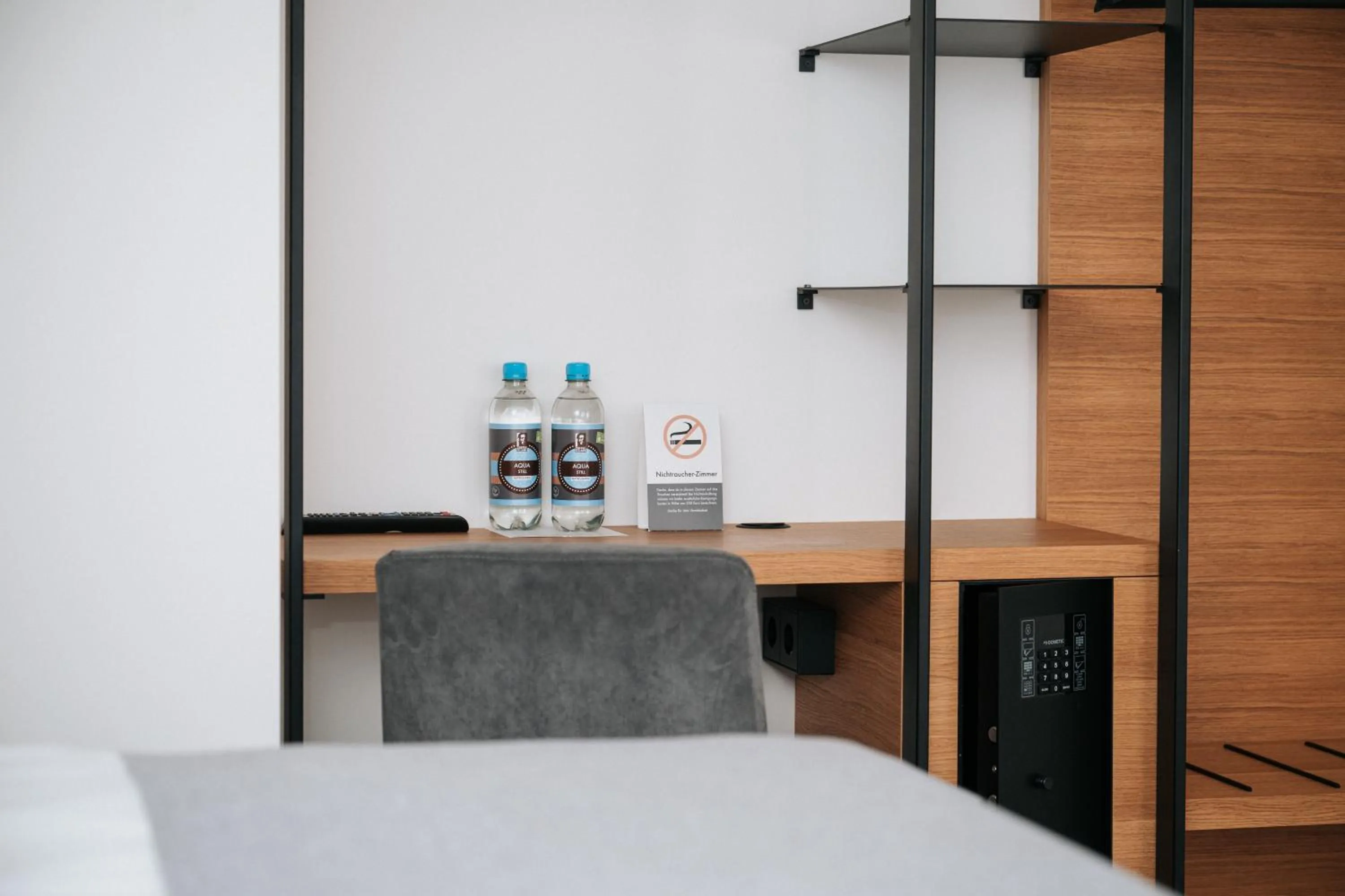 Photo of the whole room, Bed in Alpenglühen Smart Hotel