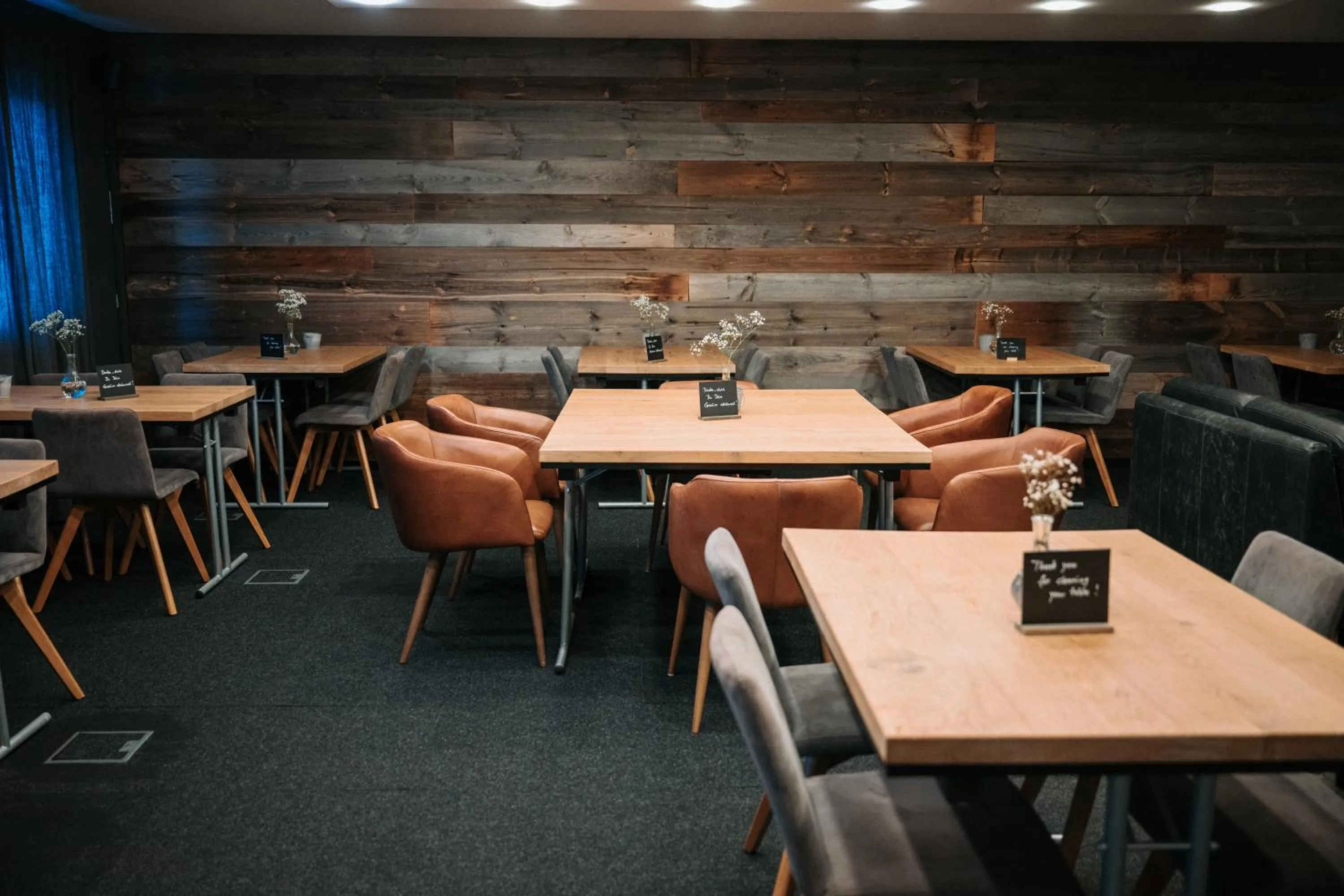 Restaurant/places to eat in Alpenglühen Smart Hotel