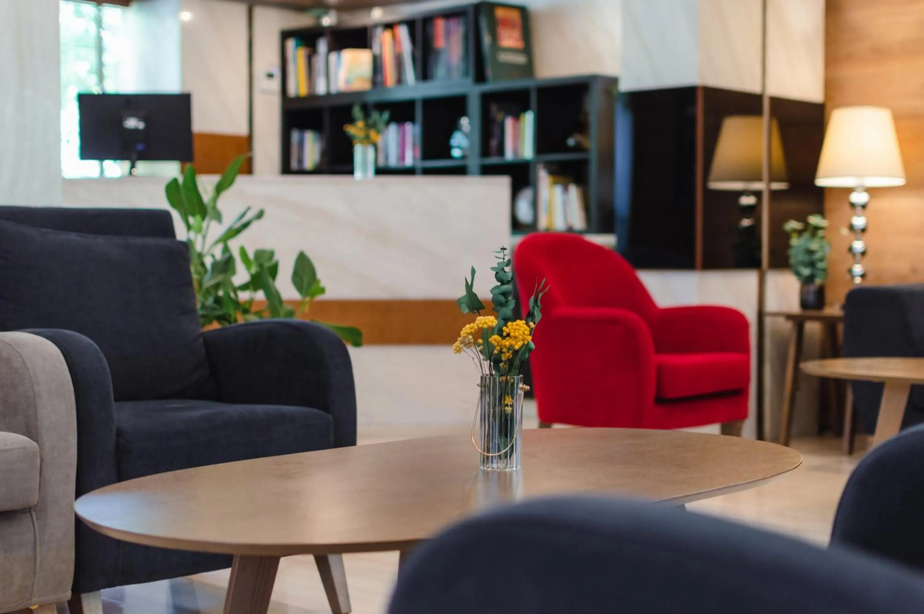 Communal lounge/ TV room in Acropol Hotel