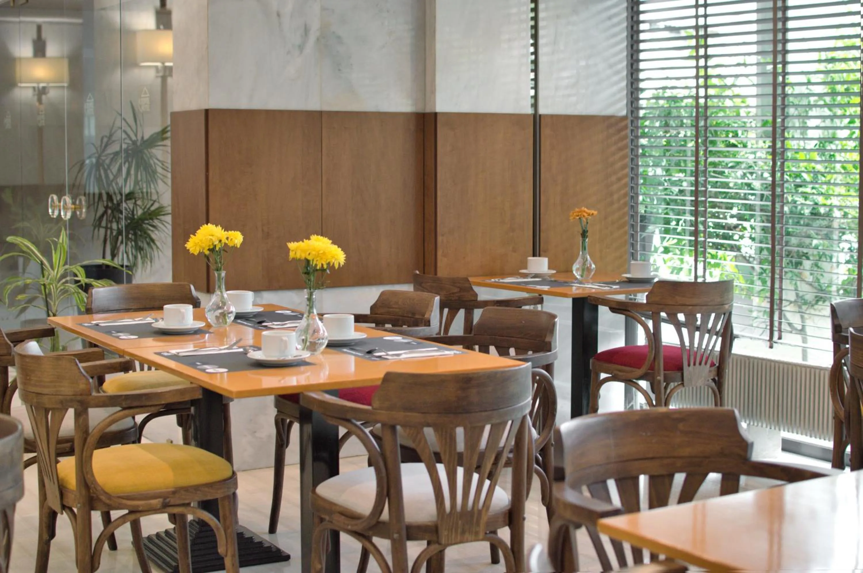 Restaurant/places to eat in Acropol Hotel