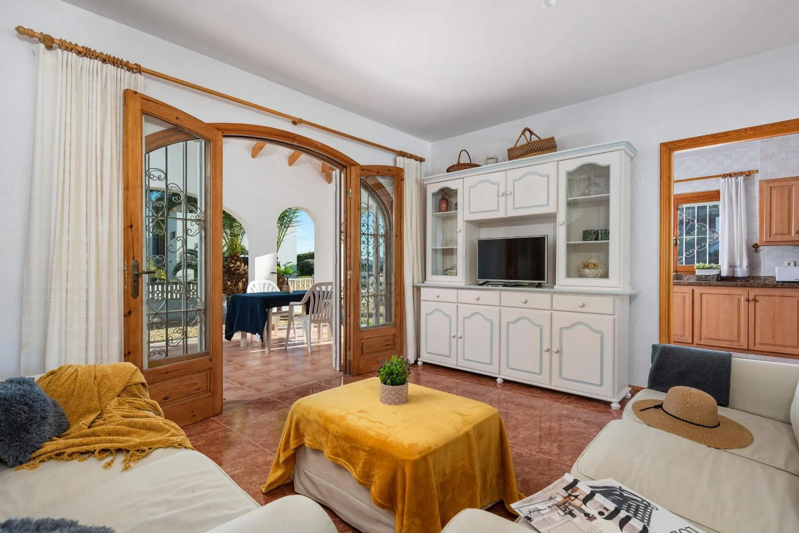 Communal lounge/ TV room, Bed in Villa Padilla - PlusHolidays