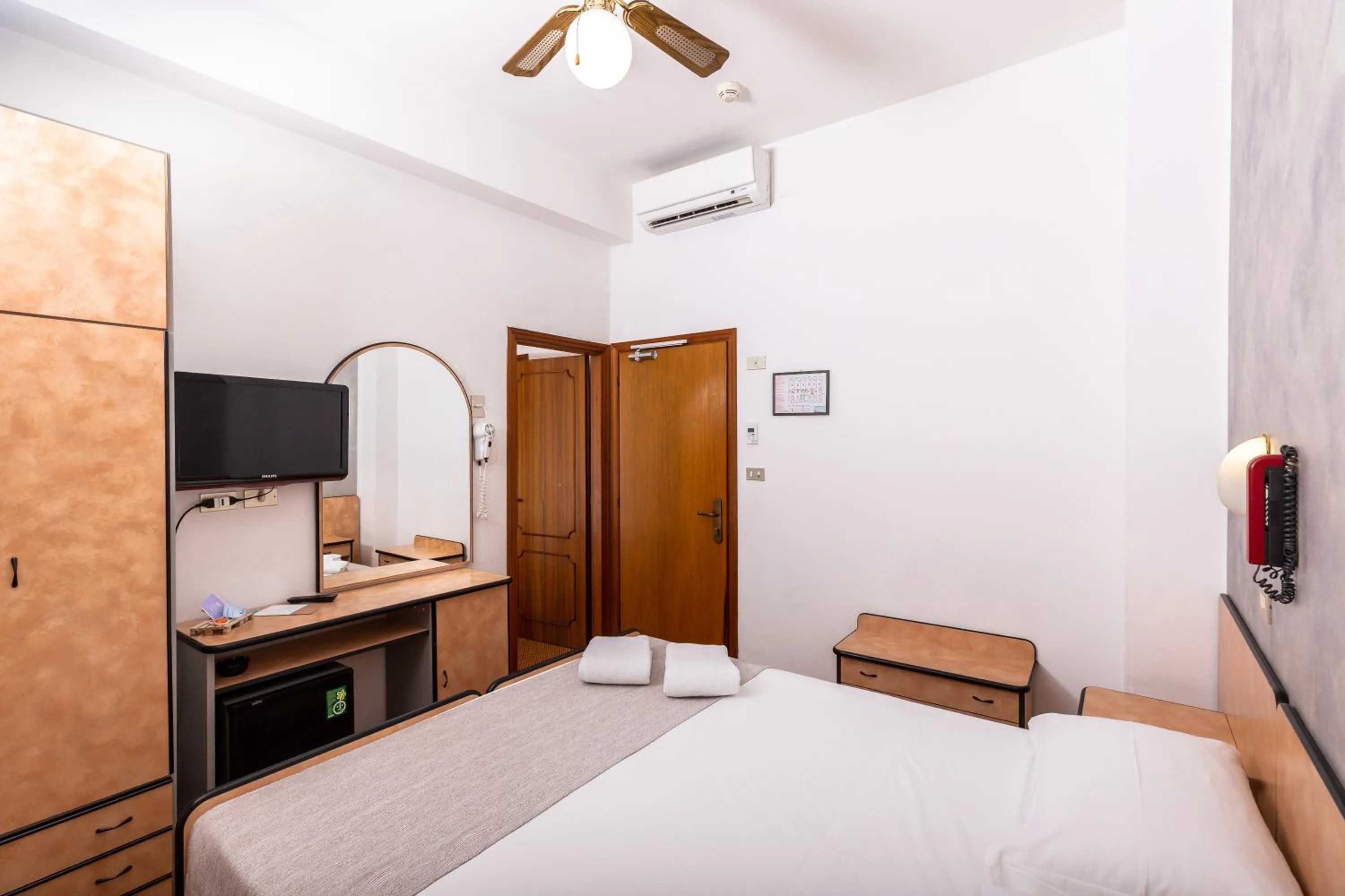 Bedroom, Bed in Hotel Albatros