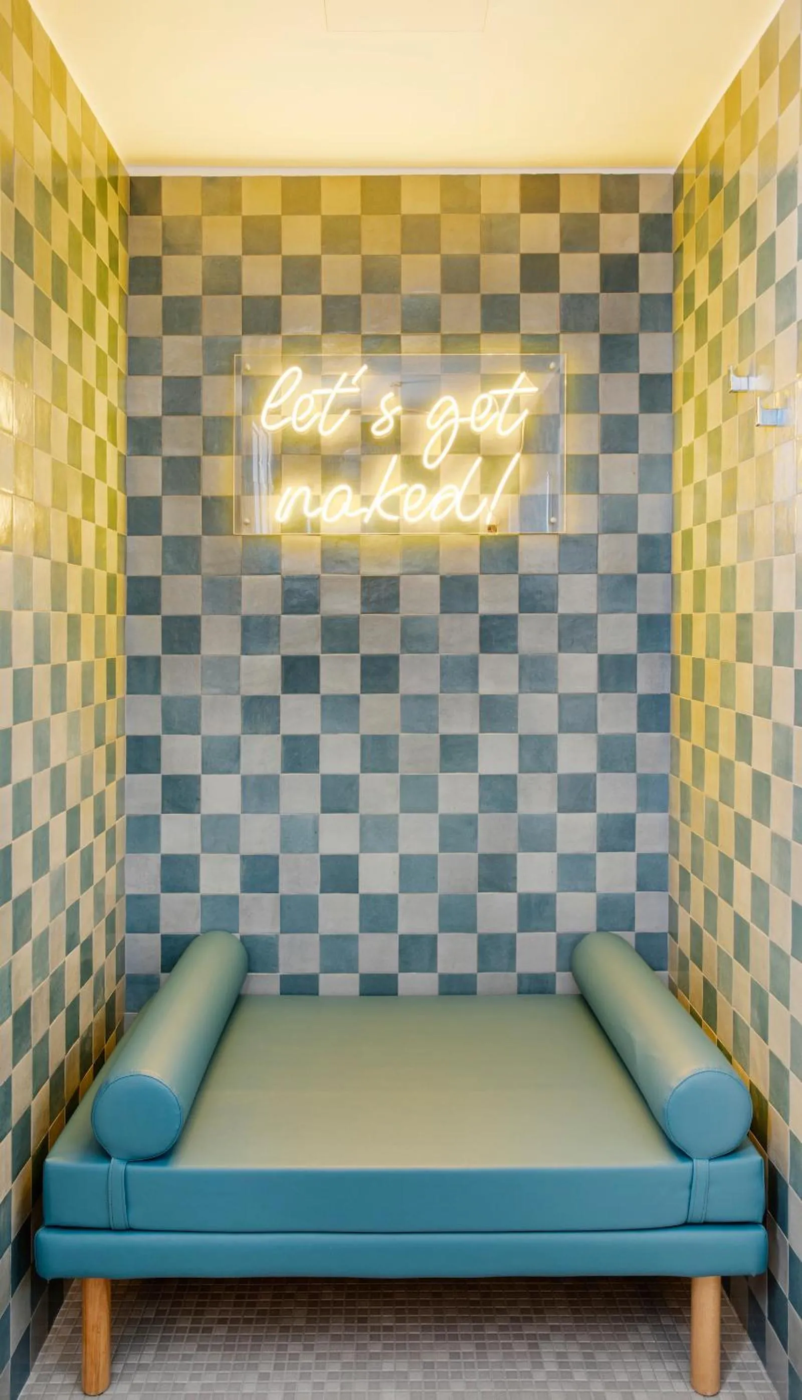 Bathroom, Bed in Hotel Albatros
