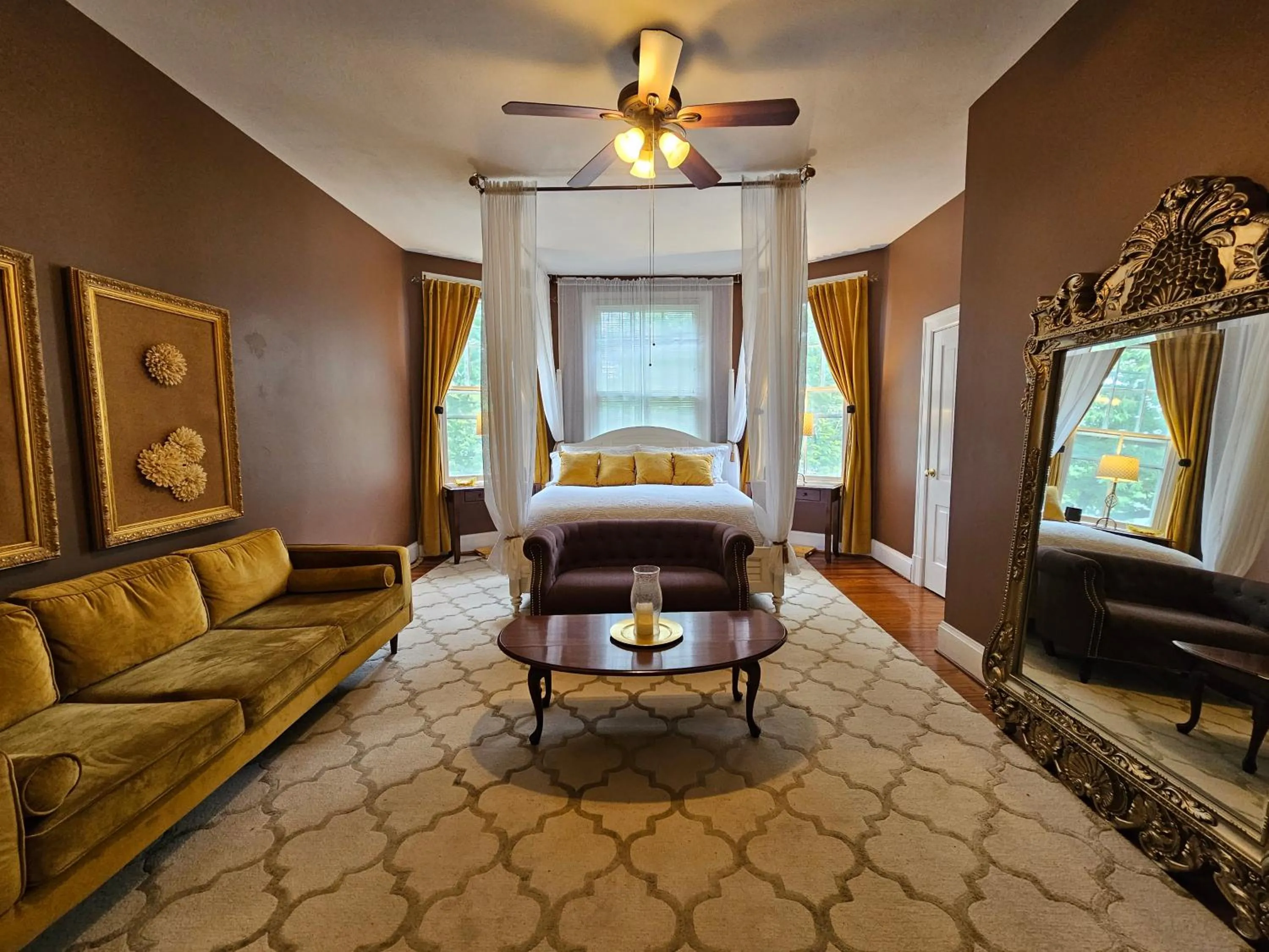 Deluxe King Room in Winridge Manor