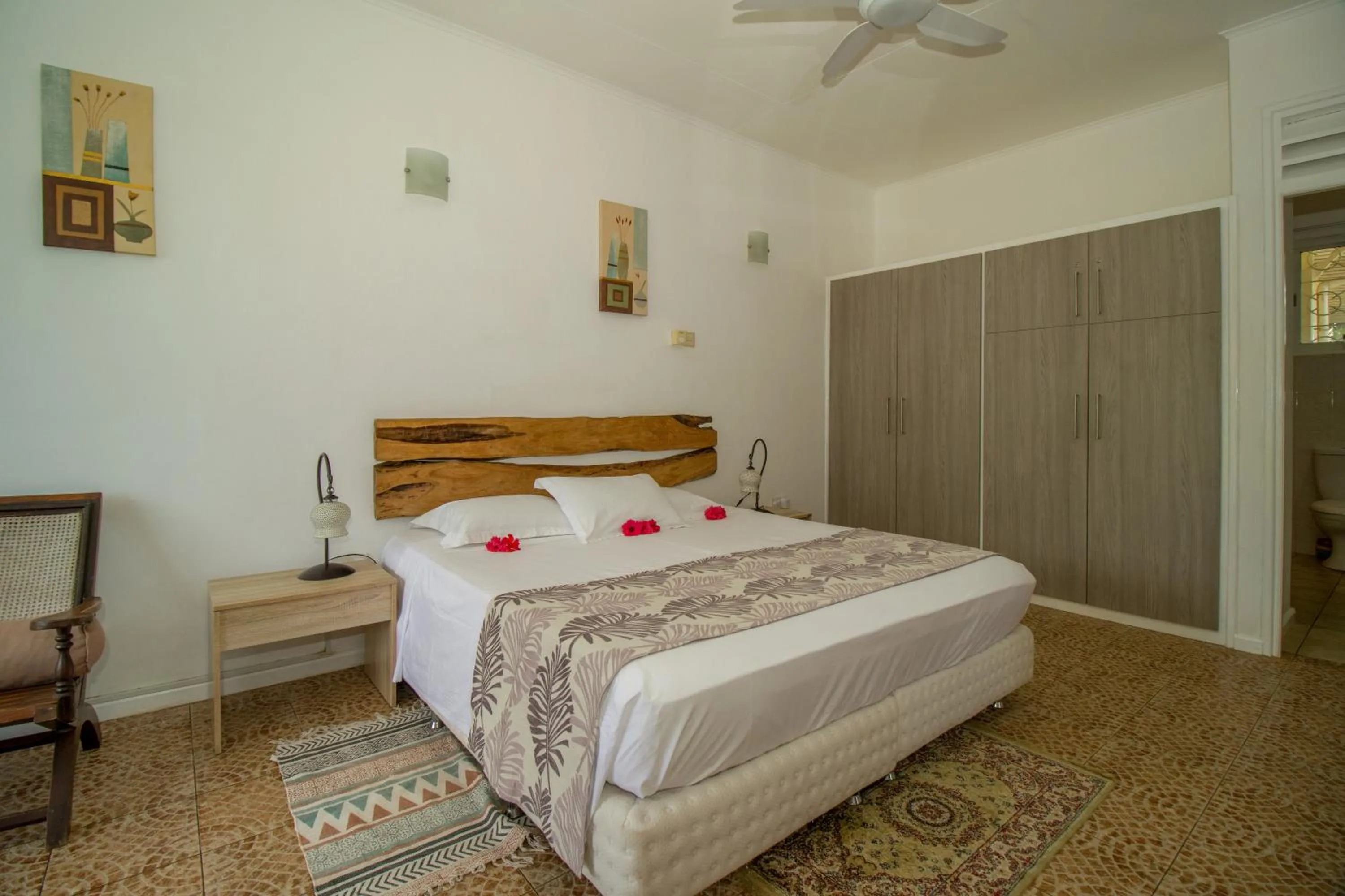Photo of the whole room, Bed in Residence Monte-Cristo