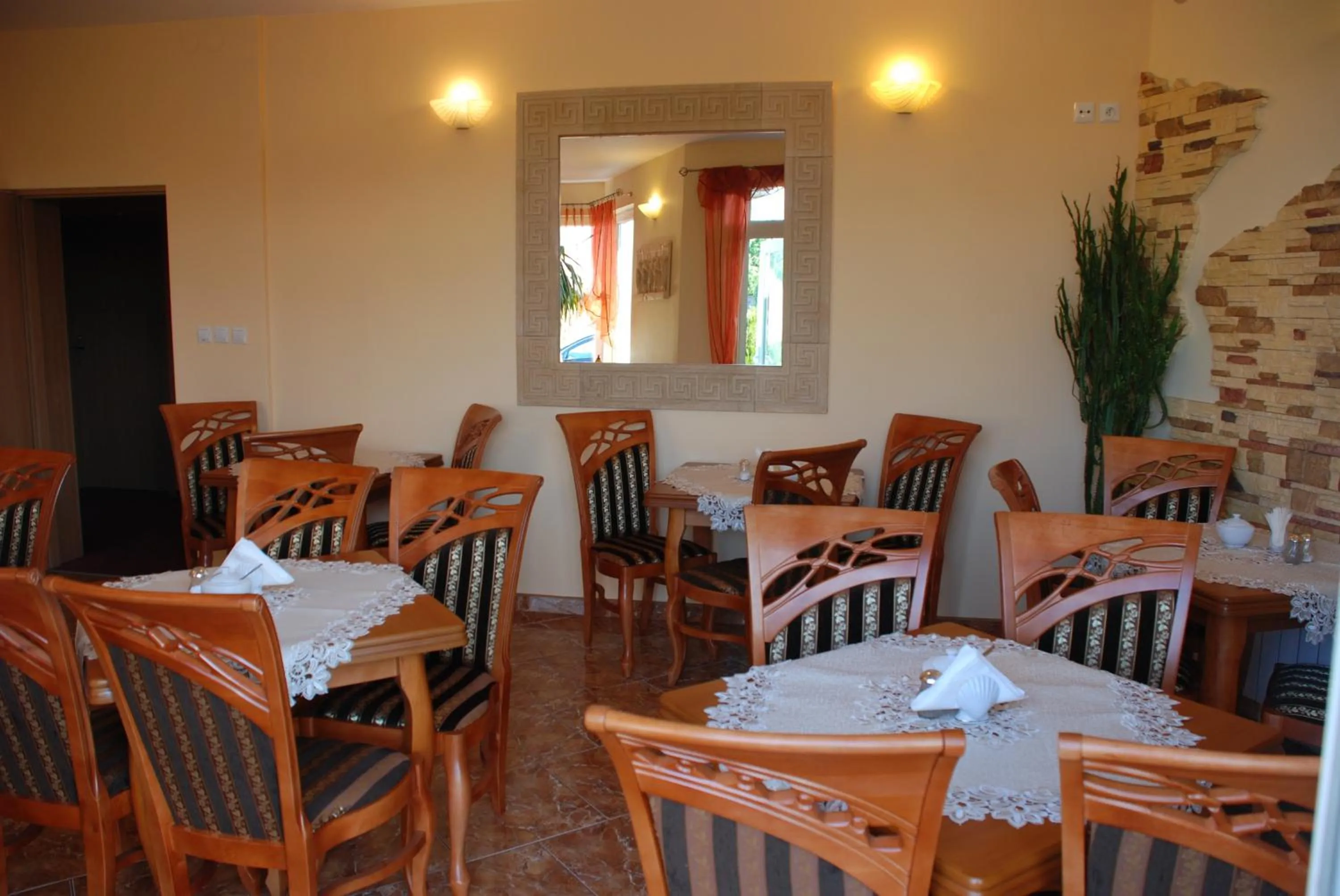 Restaurant/places to eat in Hotel Hawana