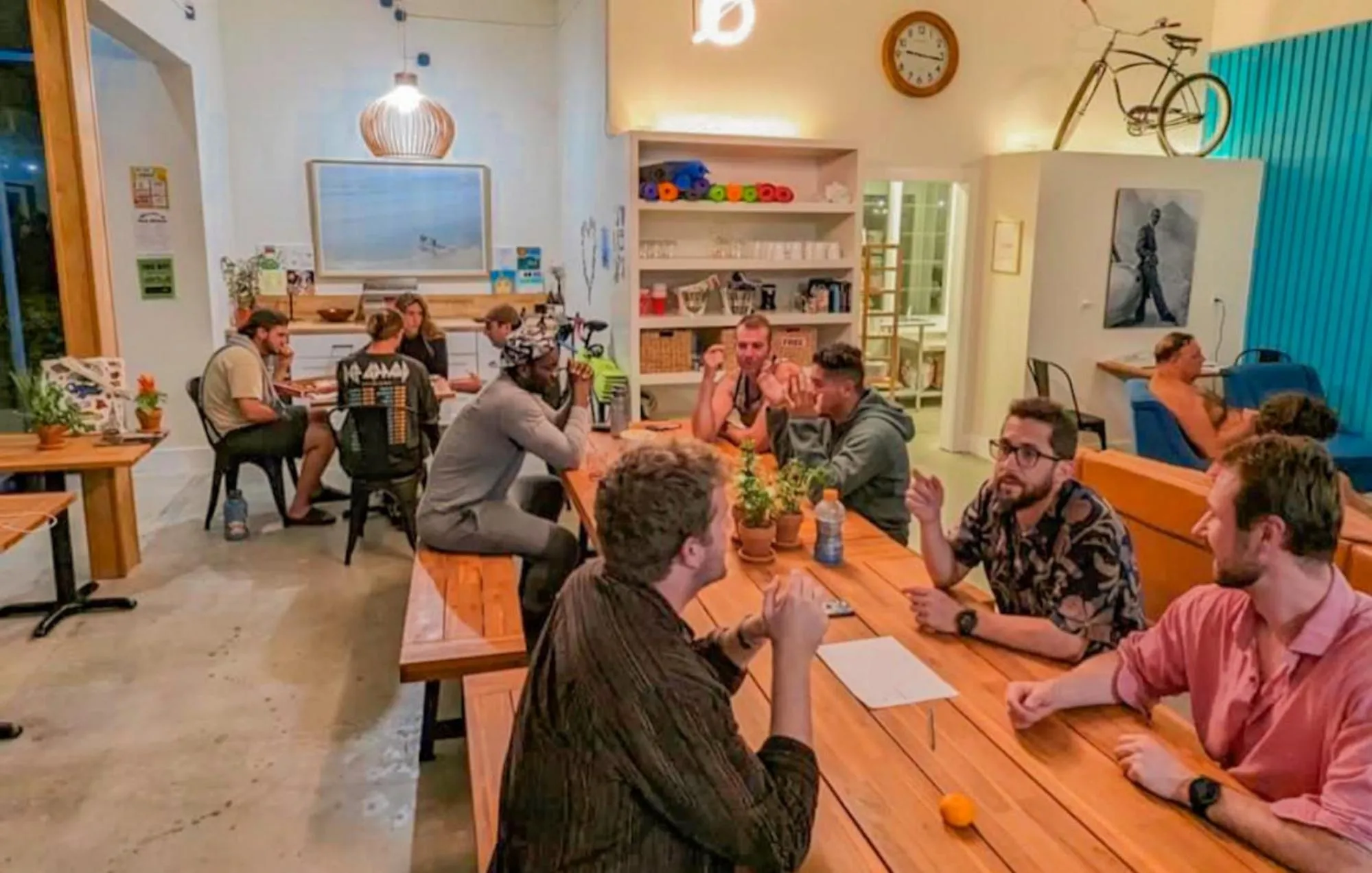 Communal lounge/ TV room in ITH Santa Barbara Surf Hostel