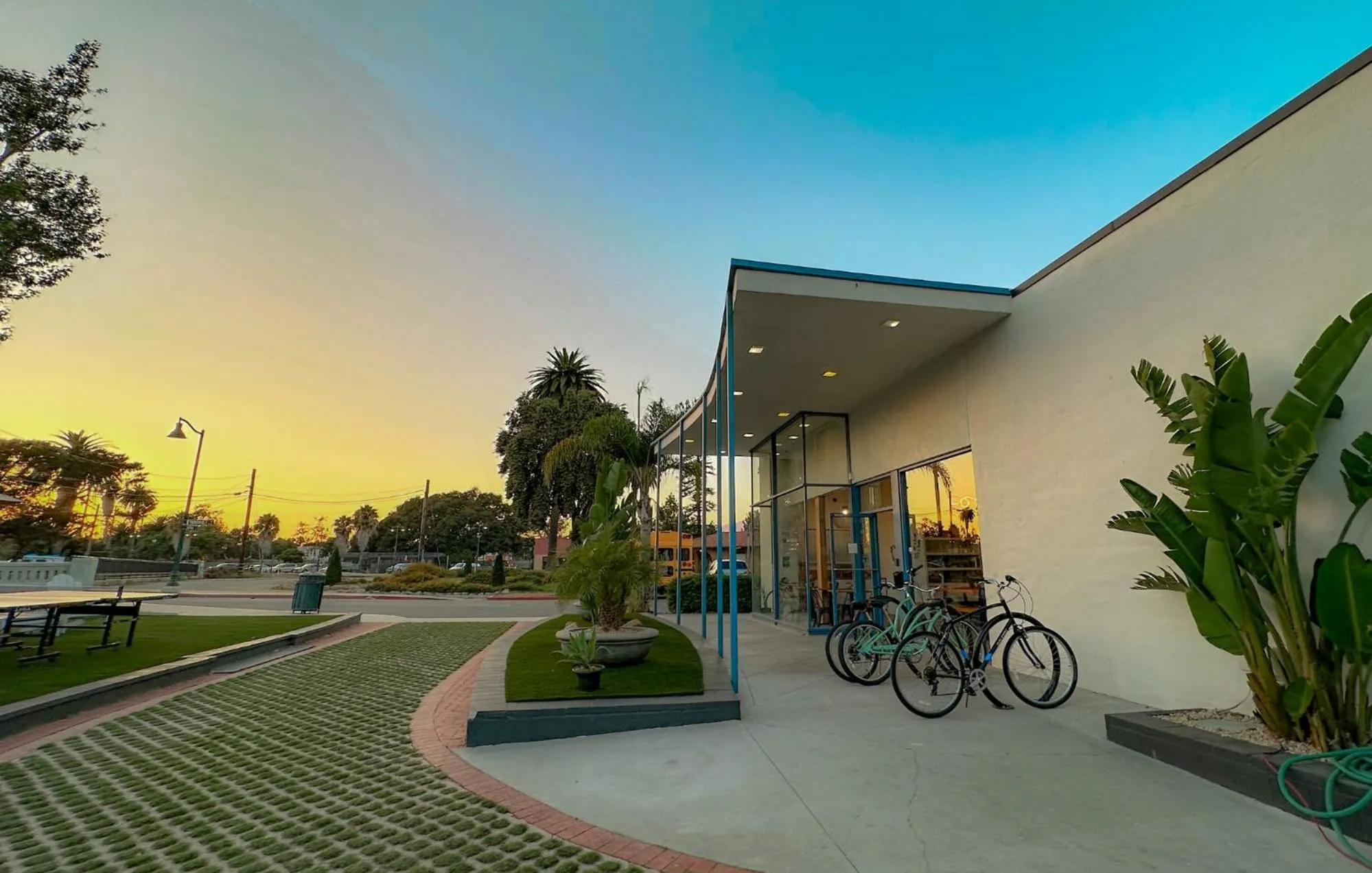 Patio in ITH Santa Barbara Surf Hostel