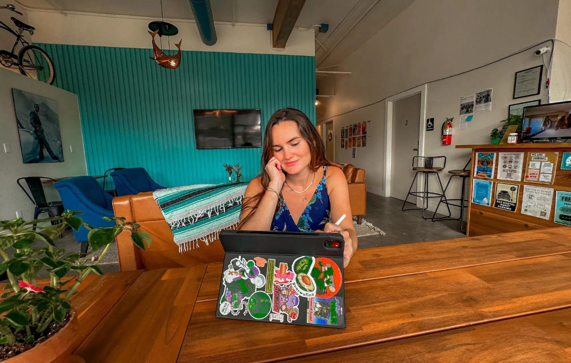 Communal lounge/ TV room in ITH Santa Barbara Surf Hostel