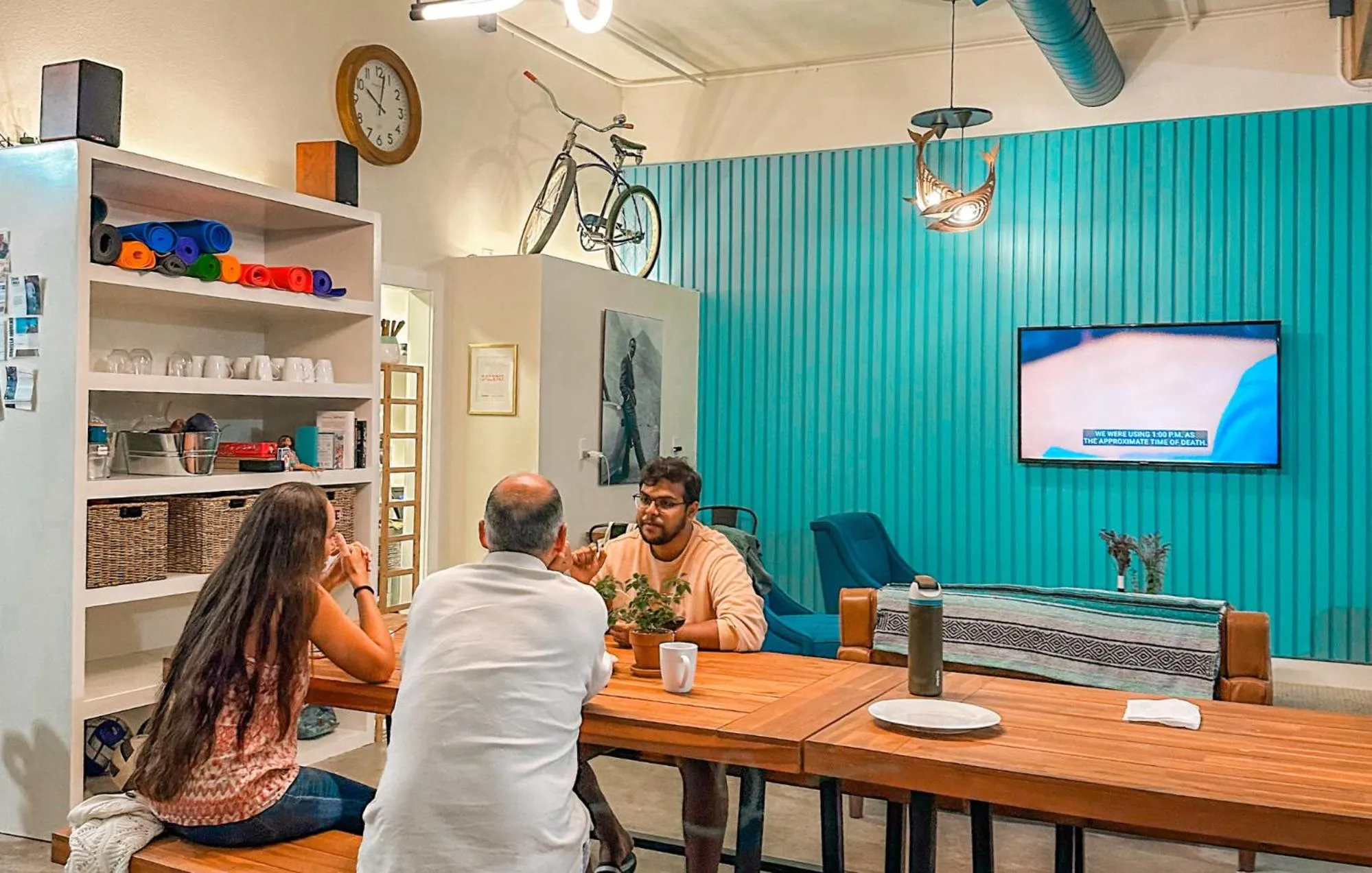 Communal lounge/ TV room in ITH Santa Barbara Surf Hostel