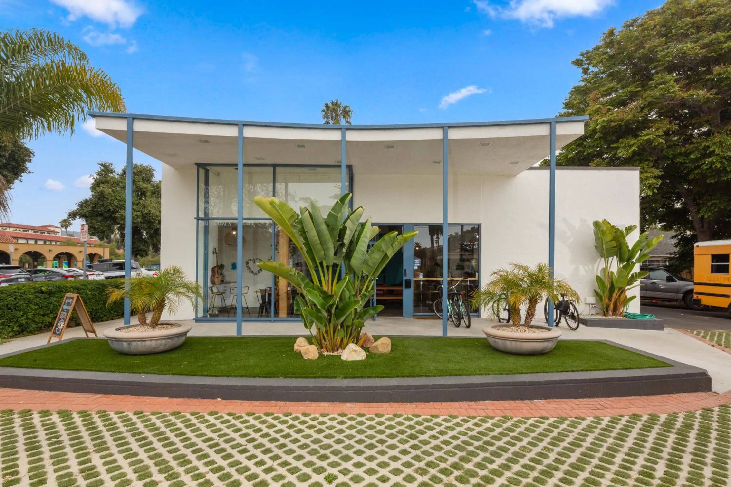 Property building in ITH Santa Barbara Surf Hostel