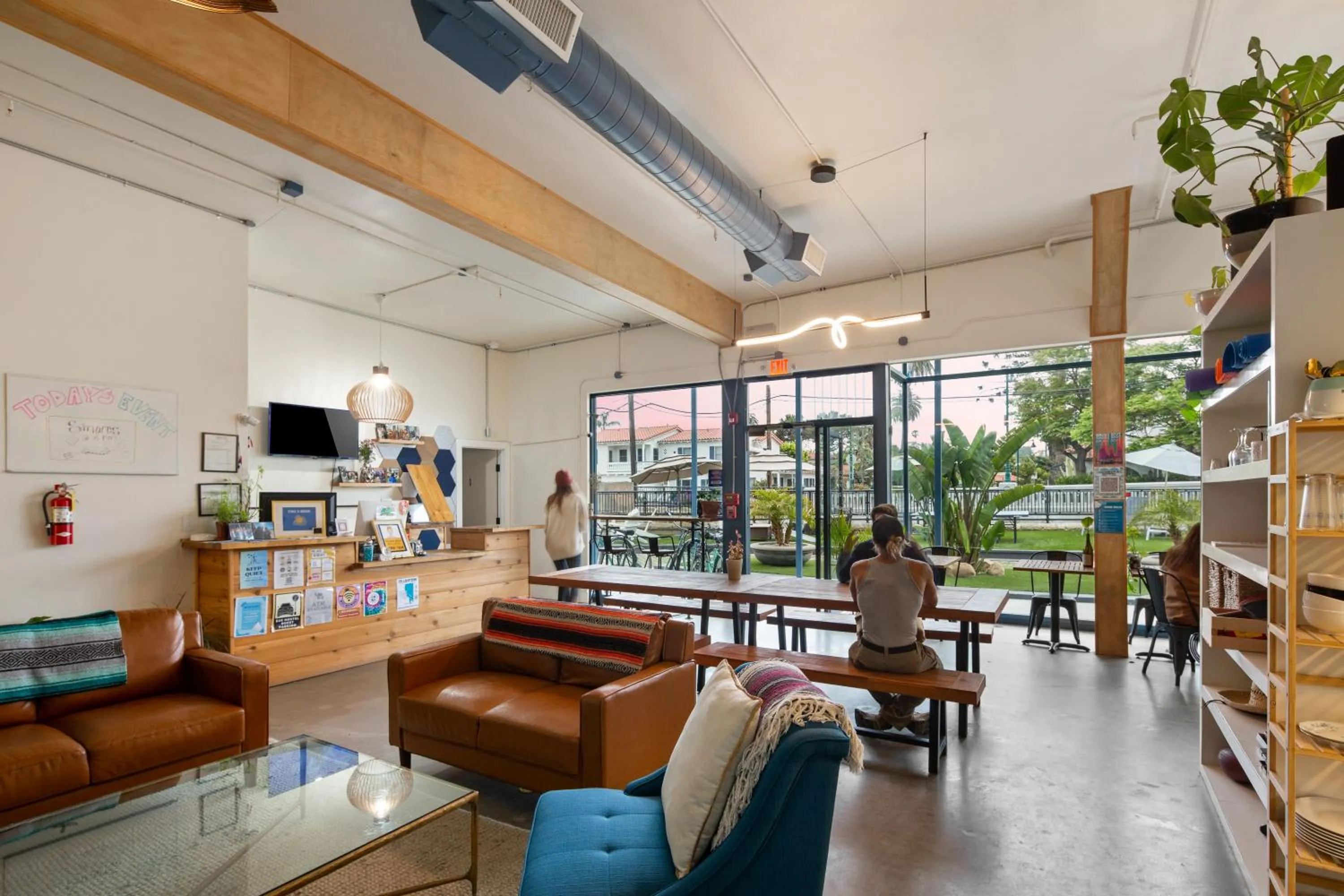 Communal lounge/ TV room in ITH Santa Barbara Surf Hostel