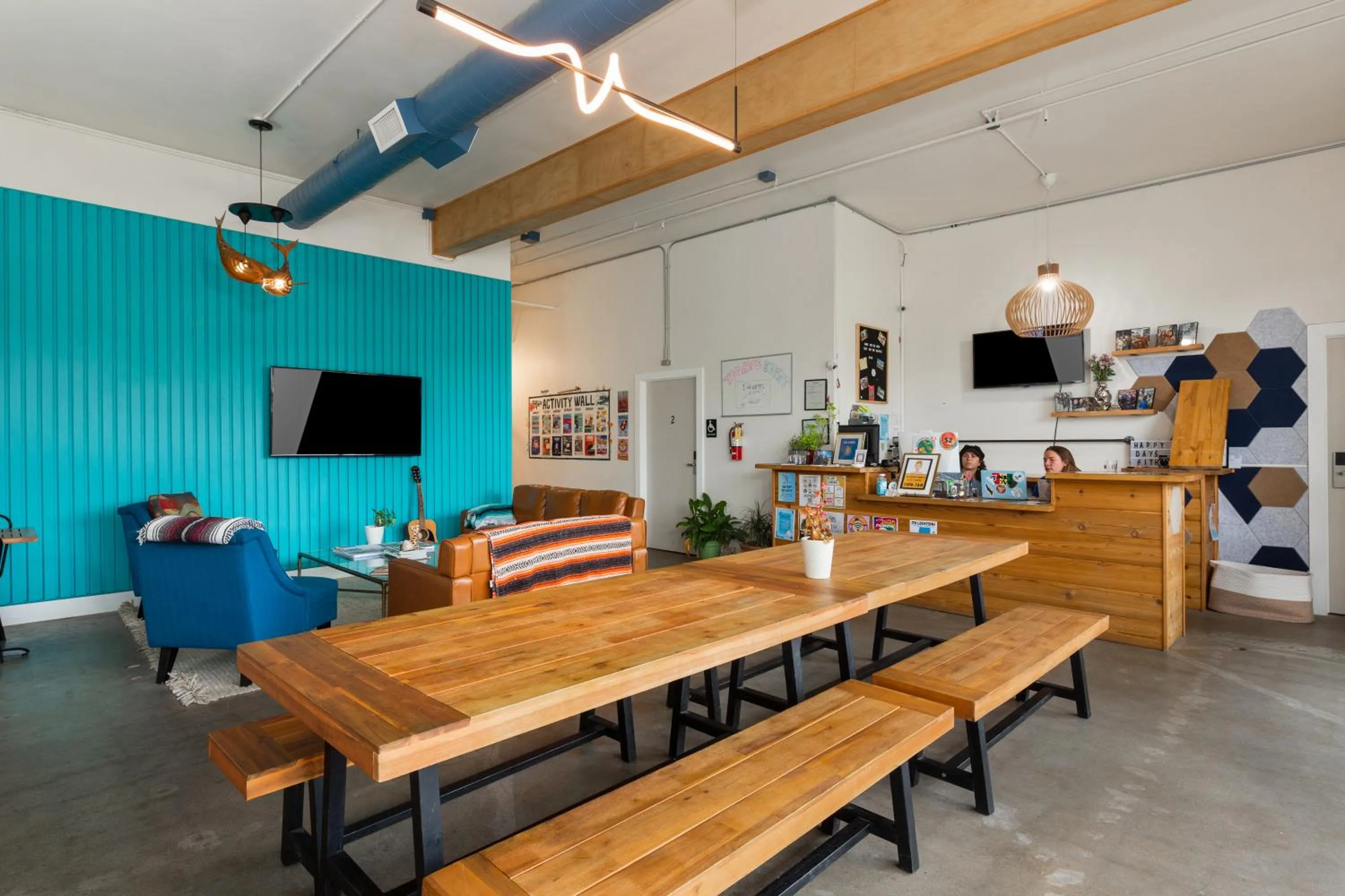 Communal lounge/ TV room in ITH Santa Barbara Surf Hostel