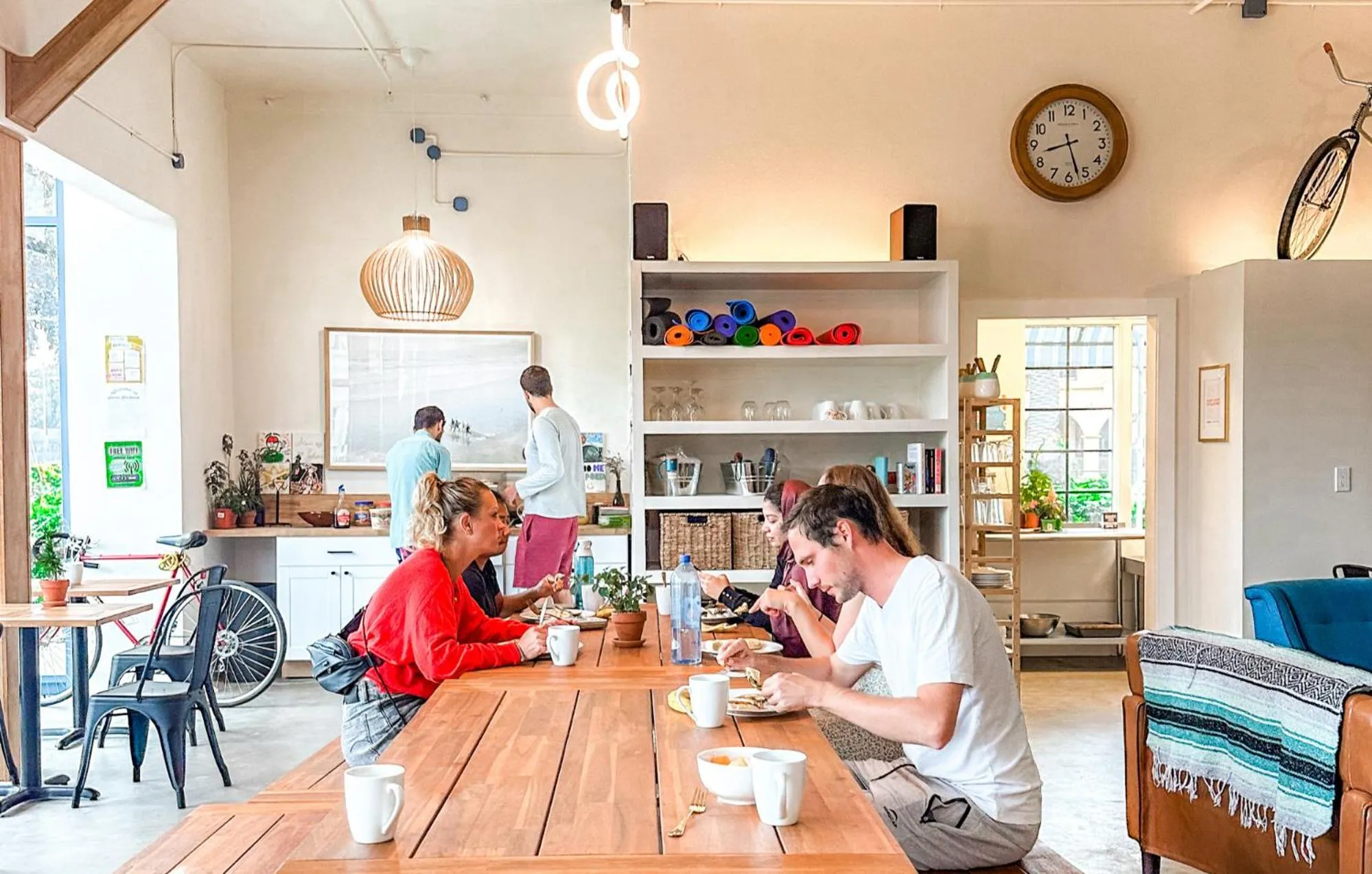 Communal lounge/ TV room in ITH Santa Barbara Surf Hostel