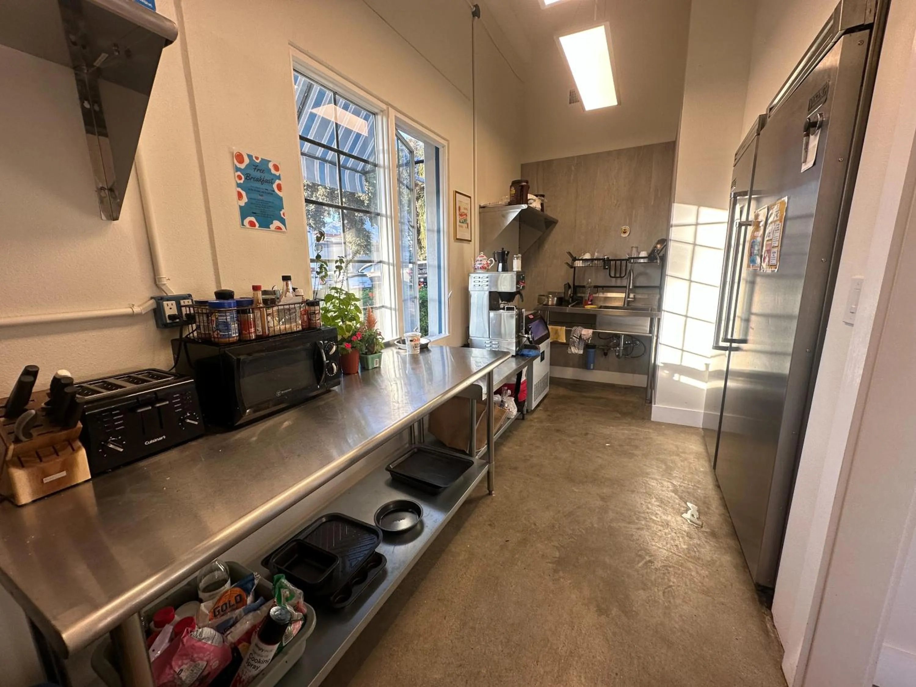 Communal kitchen in ITH Santa Barbara Surf Hostel