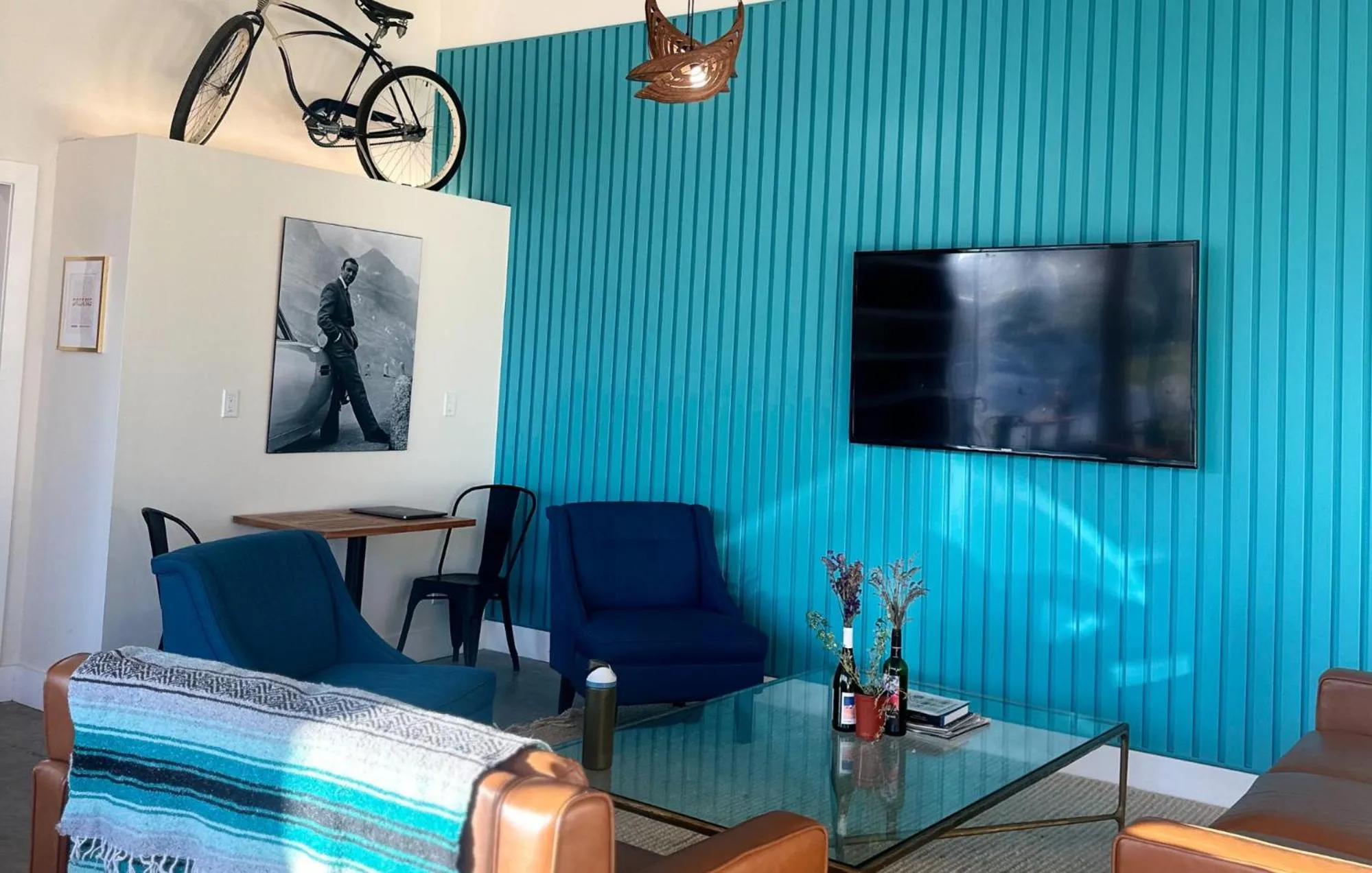 Communal lounge/ TV room in ITH Santa Barbara Surf Hostel