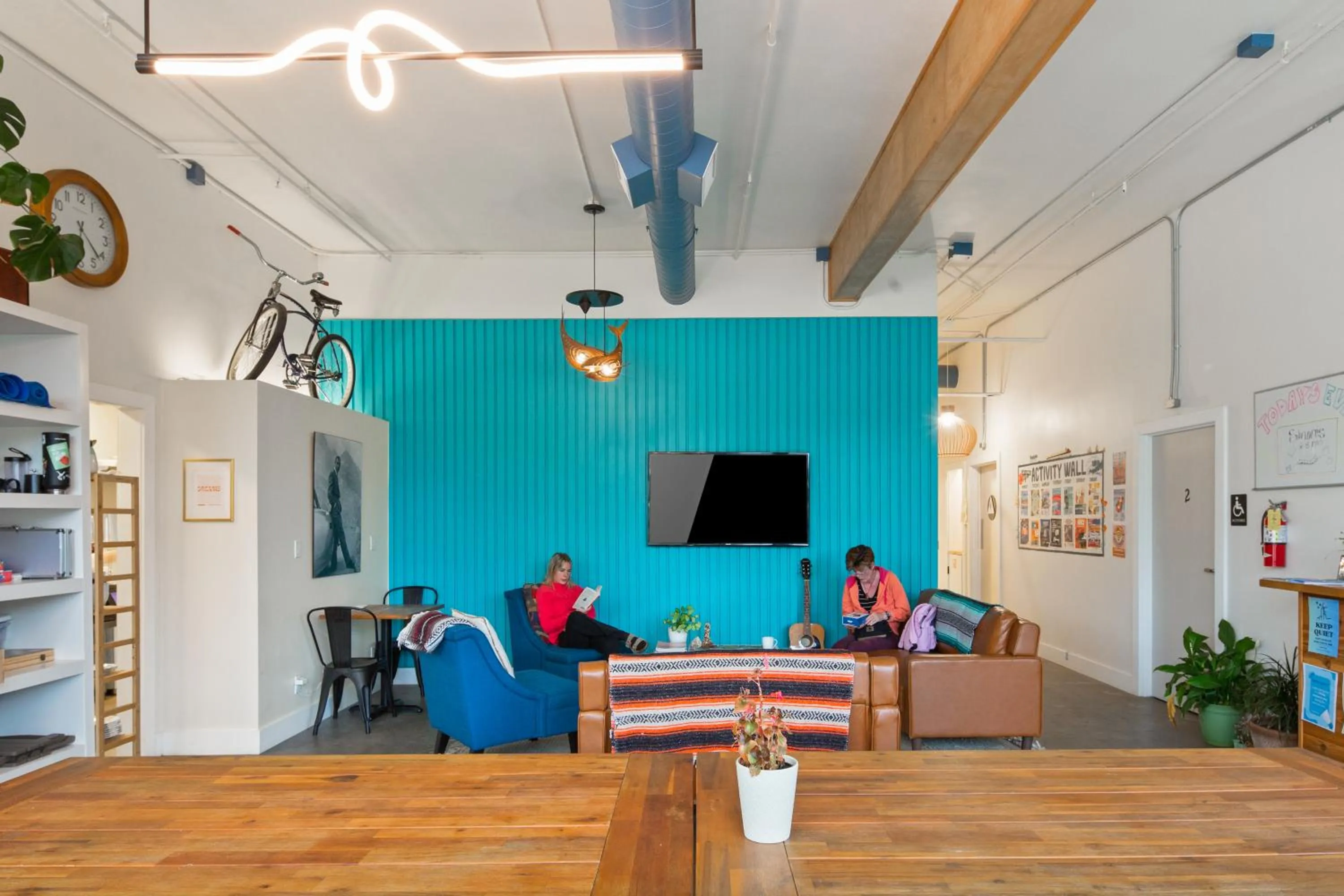 Communal lounge/ TV room in ITH Santa Barbara Surf Hostel