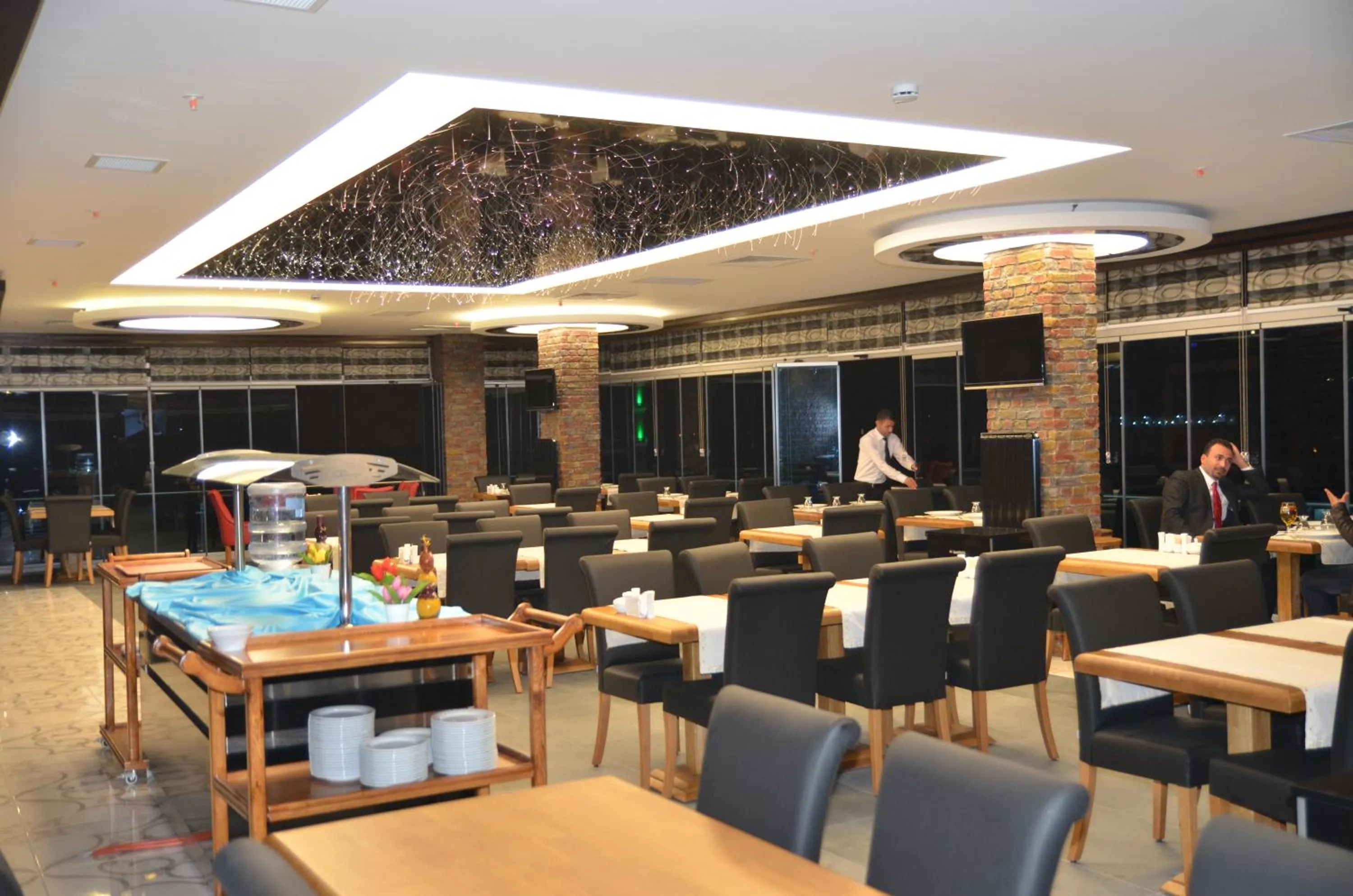 Restaurant/places to eat in Grand Hotel Van