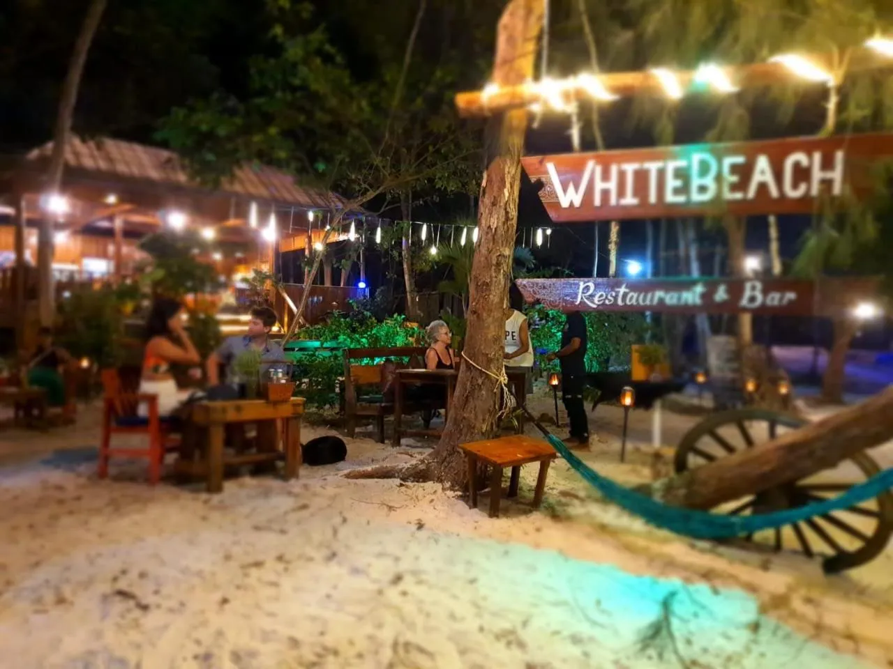 Restaurant/places to eat in White Beach Bungalows