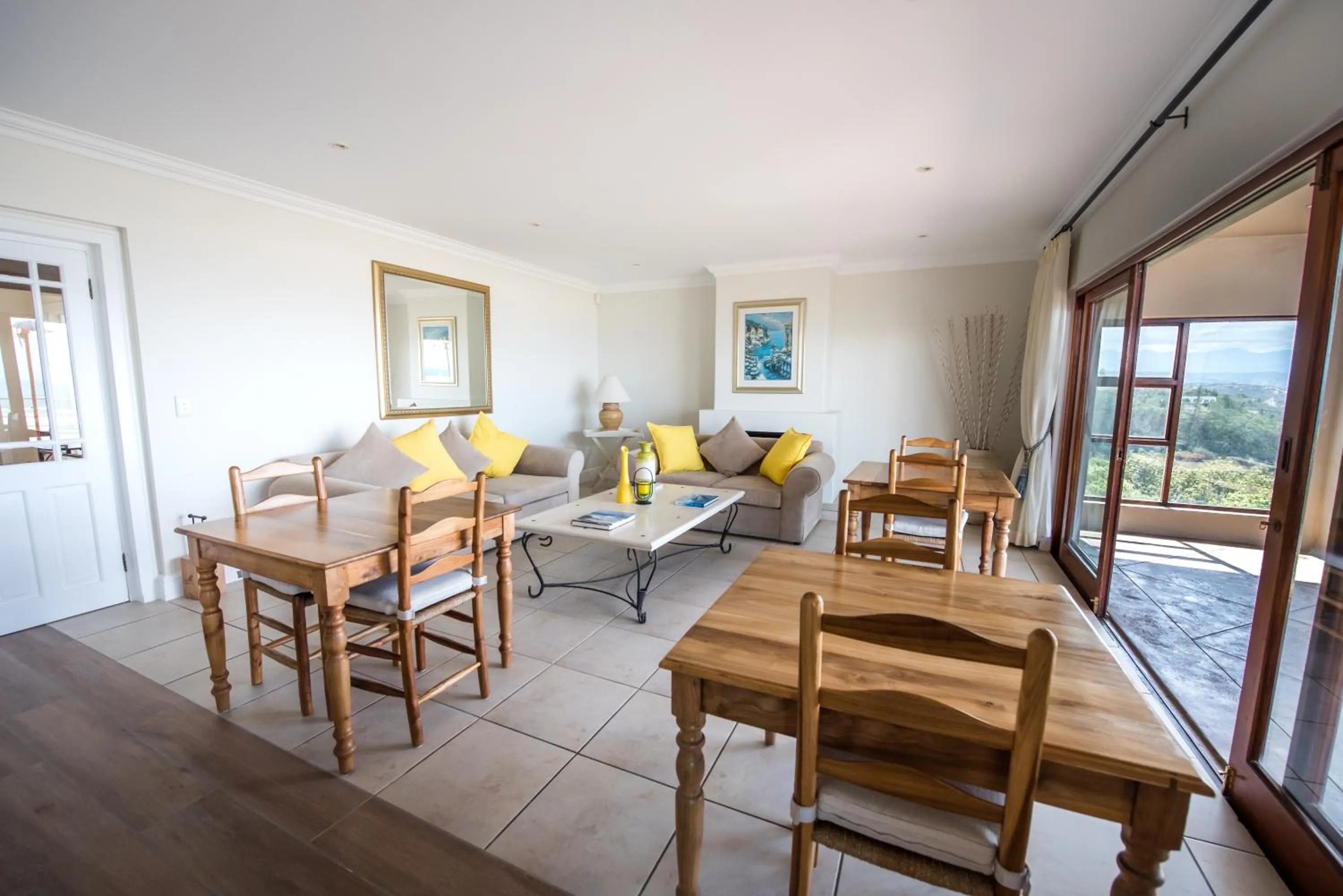 Lounge or bar in La Vista Lodge