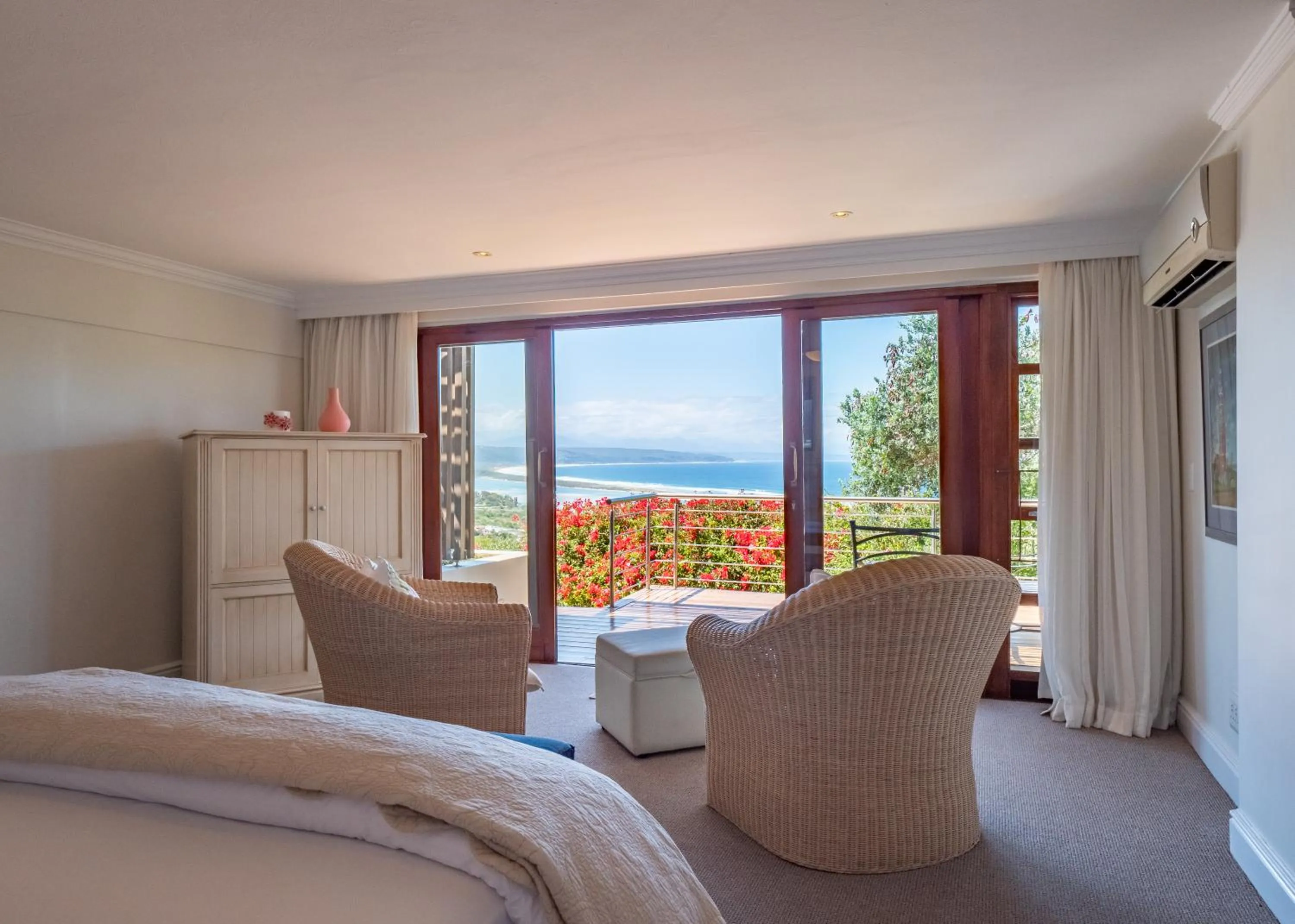 Spring, Bed in La Vista Lodge