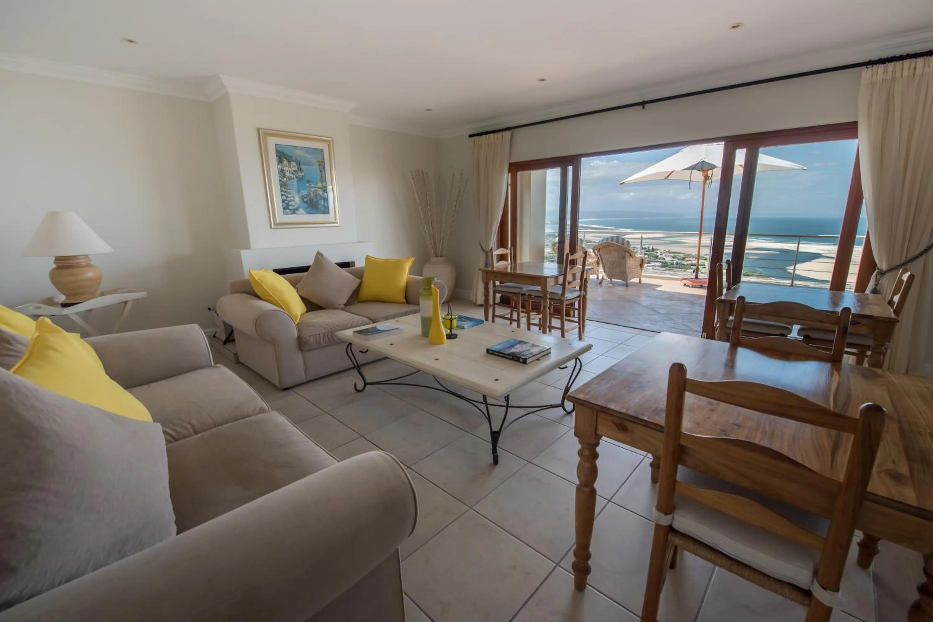 Lounge or bar in La Vista Lodge