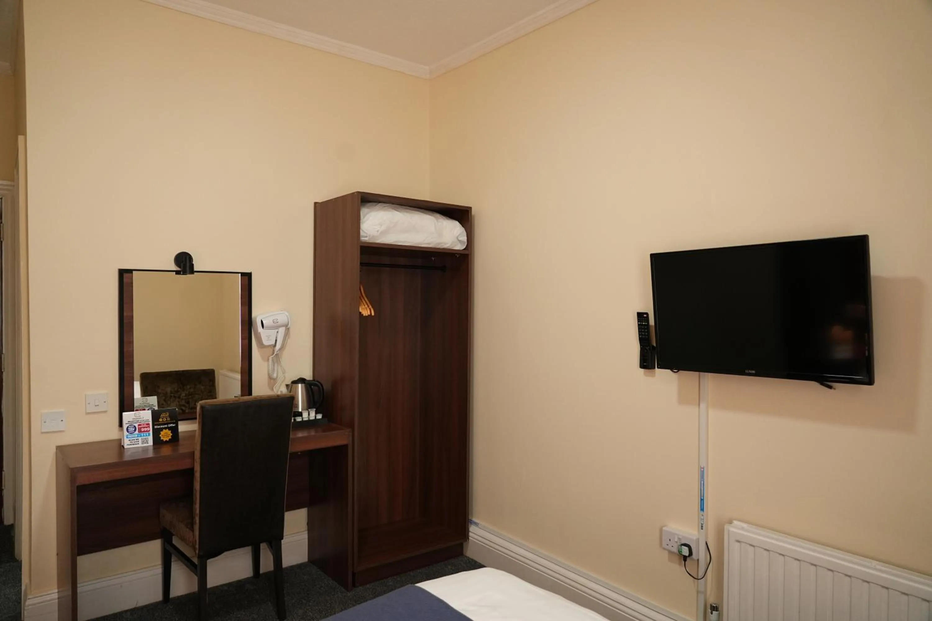 TV and multimedia, Bed in The Continental Hotel, Derby