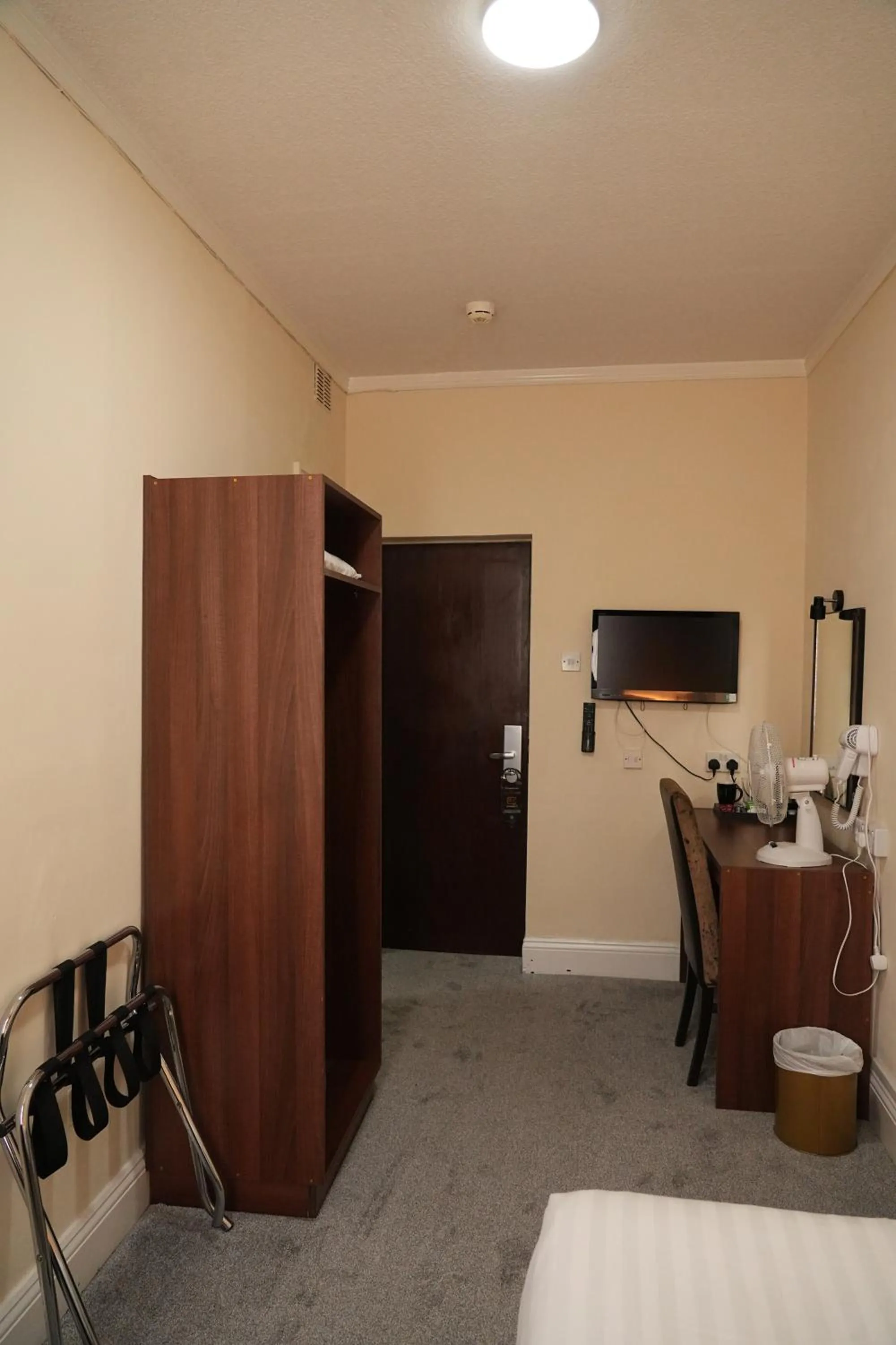 TV and multimedia, Bed in The Continental Hotel, Derby