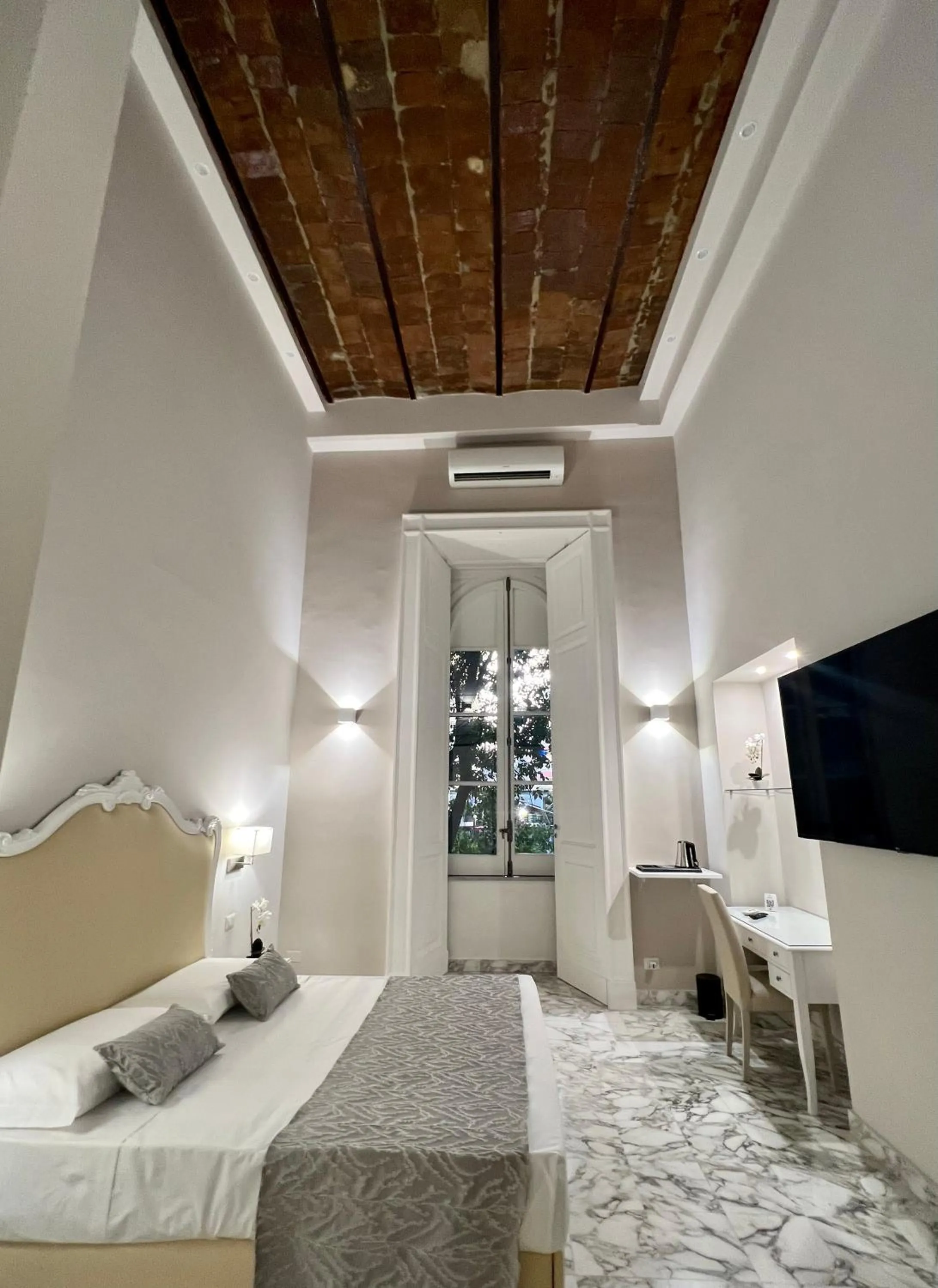 Bed in MILUAR Luxury B&B - Vanvitelli