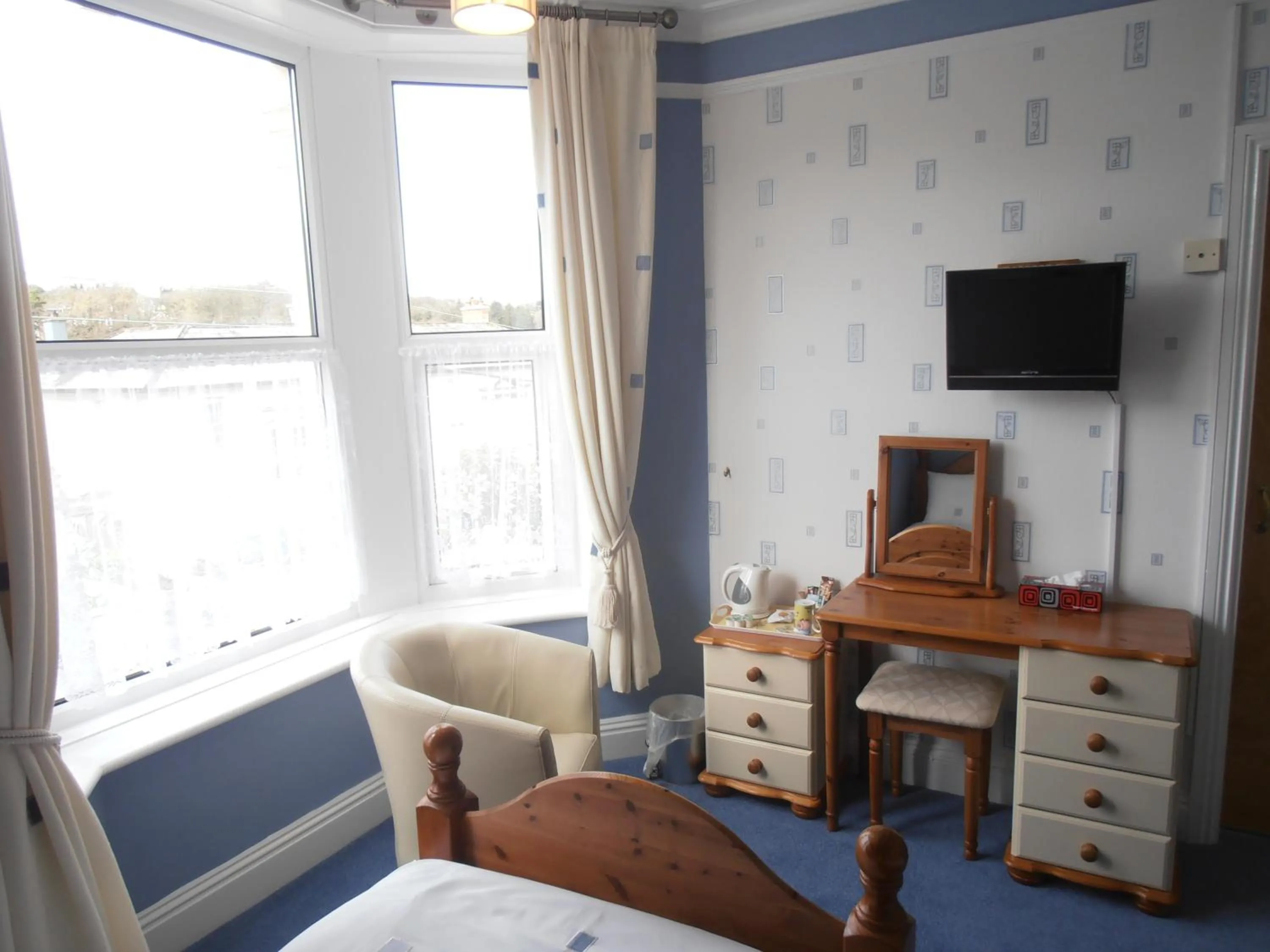 Bedroom, TV/Entertainment Center in Meadowlea Guest House