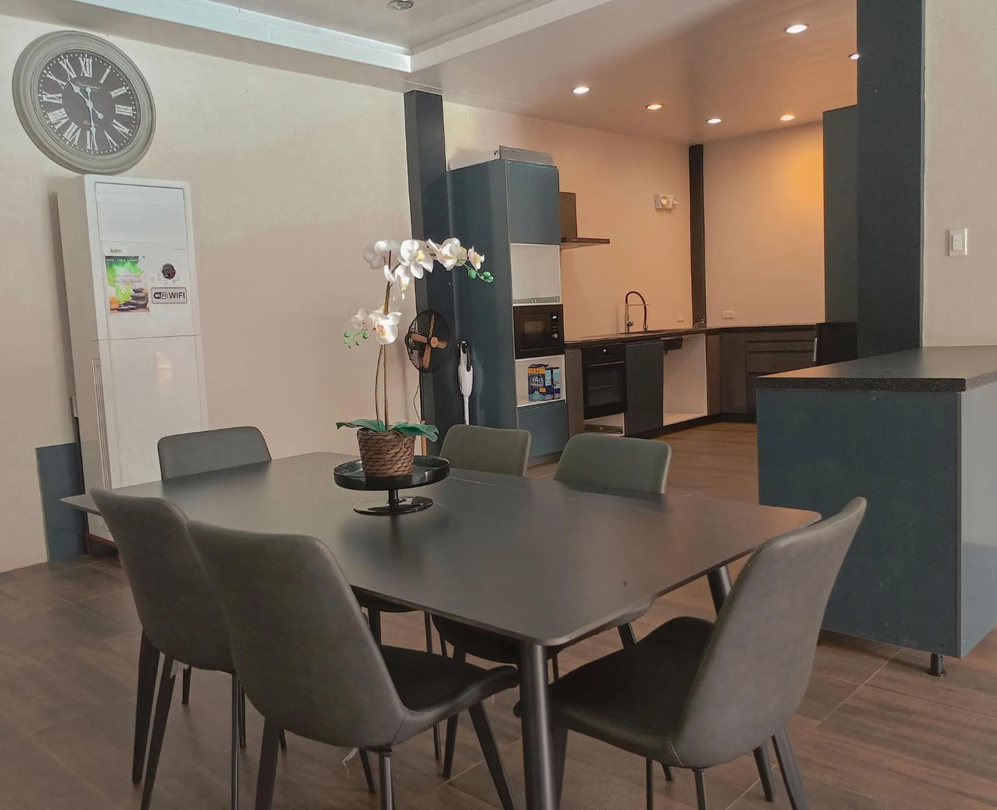 Dining area in DE PORCH