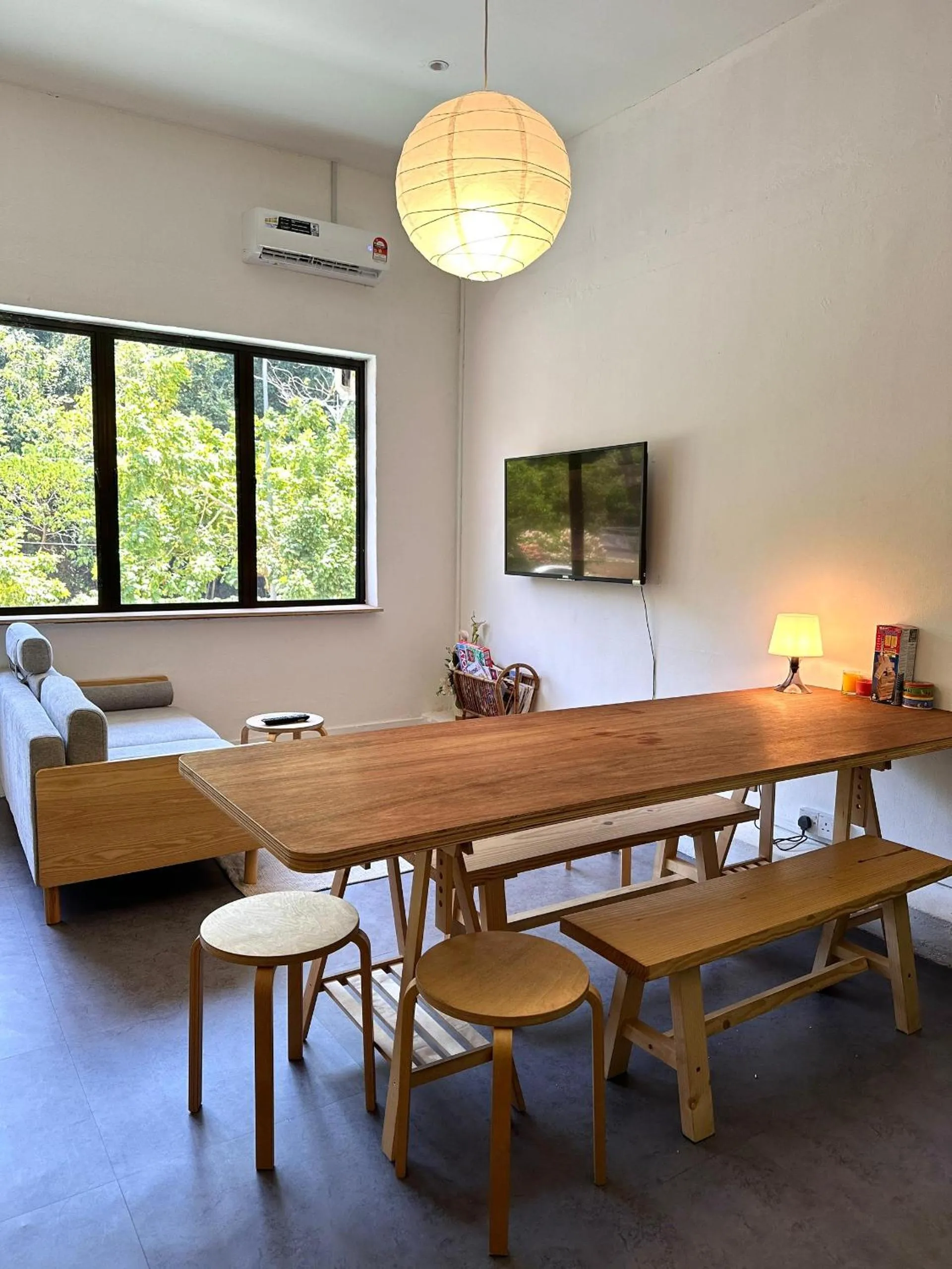 Communal lounge/ TV room in Jiran Hostel Kota Kinabalu