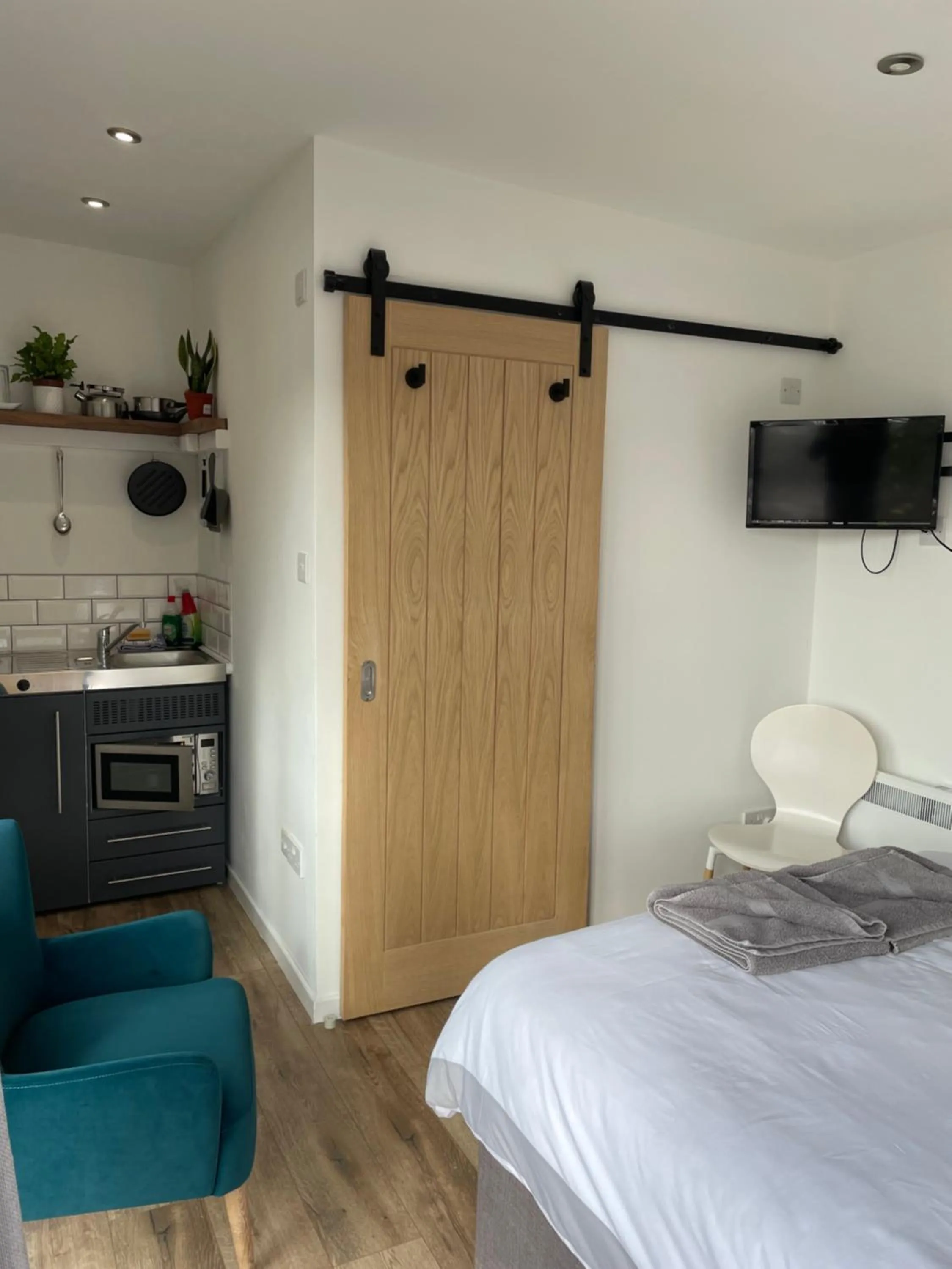 Kitchen or kitchenette, Bed in Rossendale Holiday Cottages & Spa