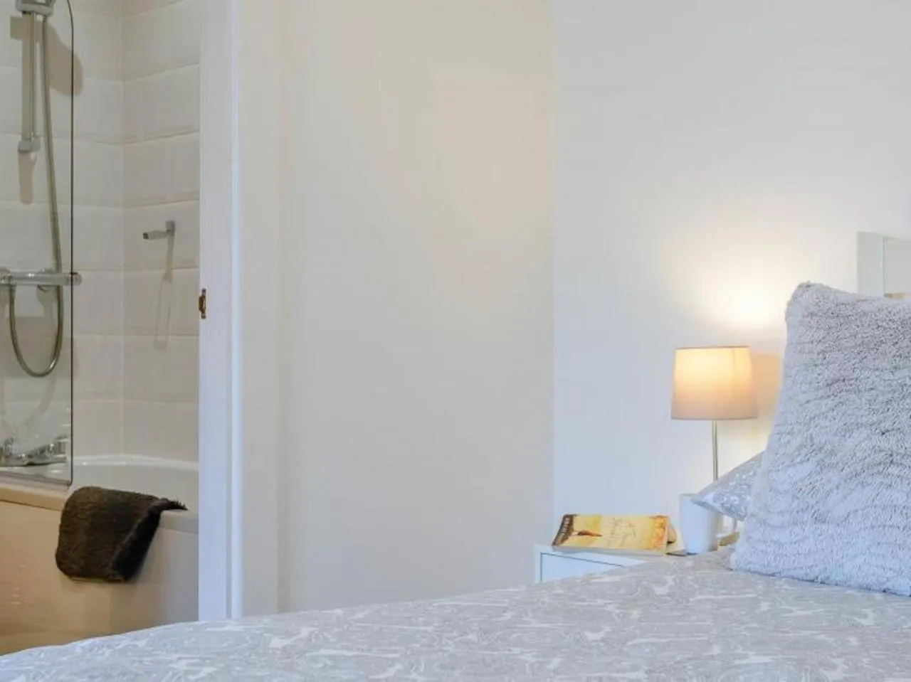 Bathroom, Bed in Rossendale Holiday Cottages & Spa
