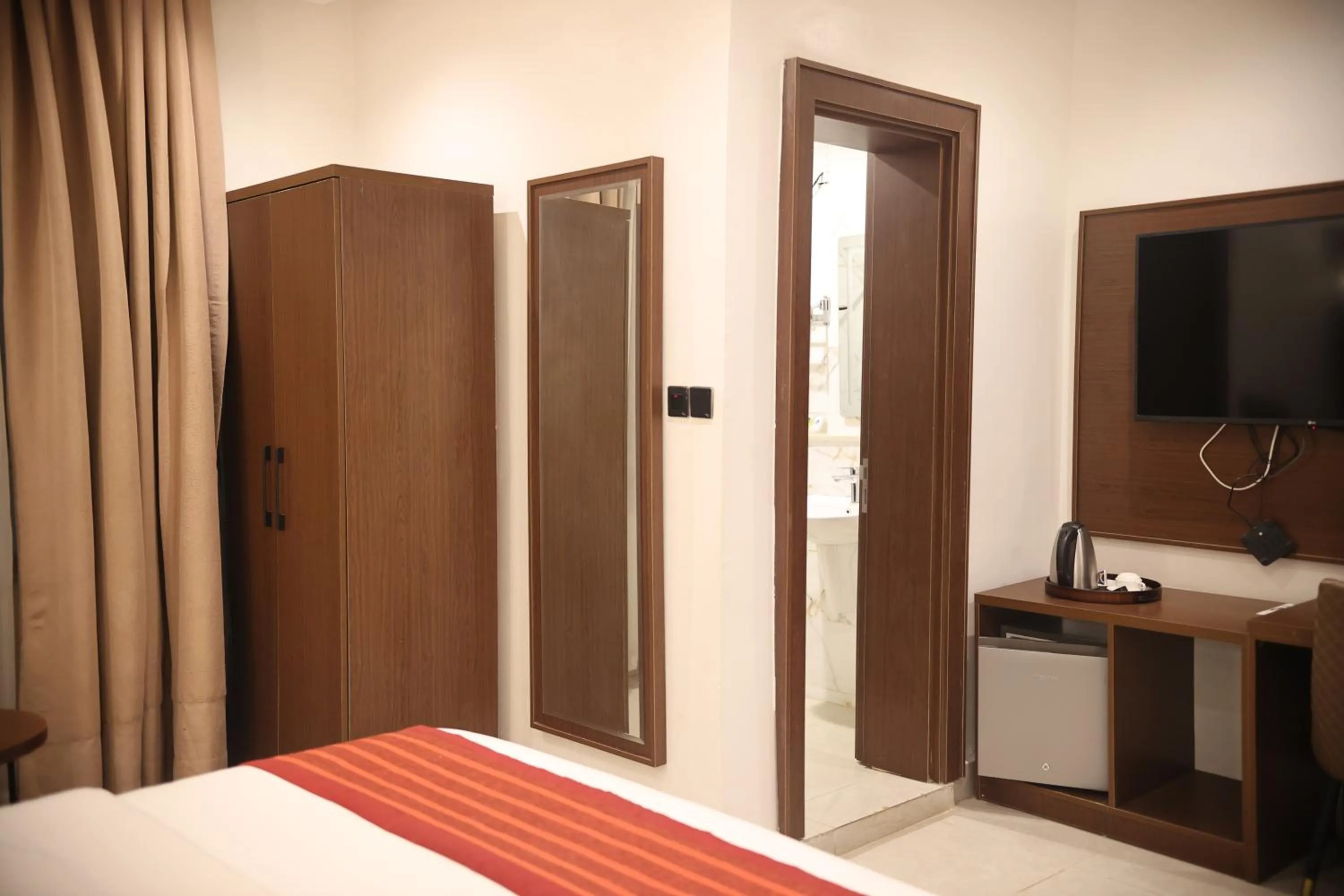 Bathroom, Bed in Bolton White Hotel - Abuja