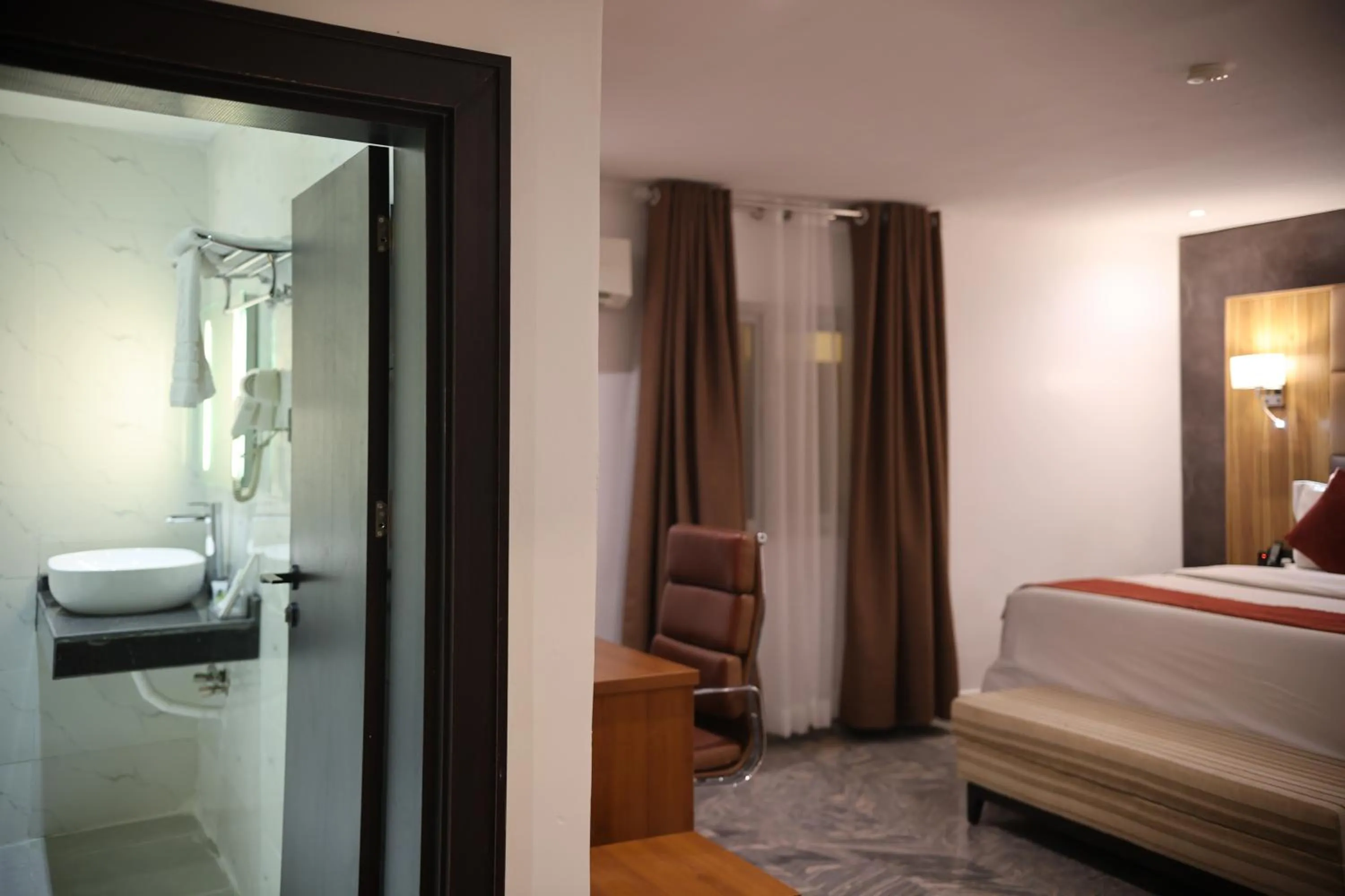 Bathroom, Bed in Bolton White Hotel - Abuja
