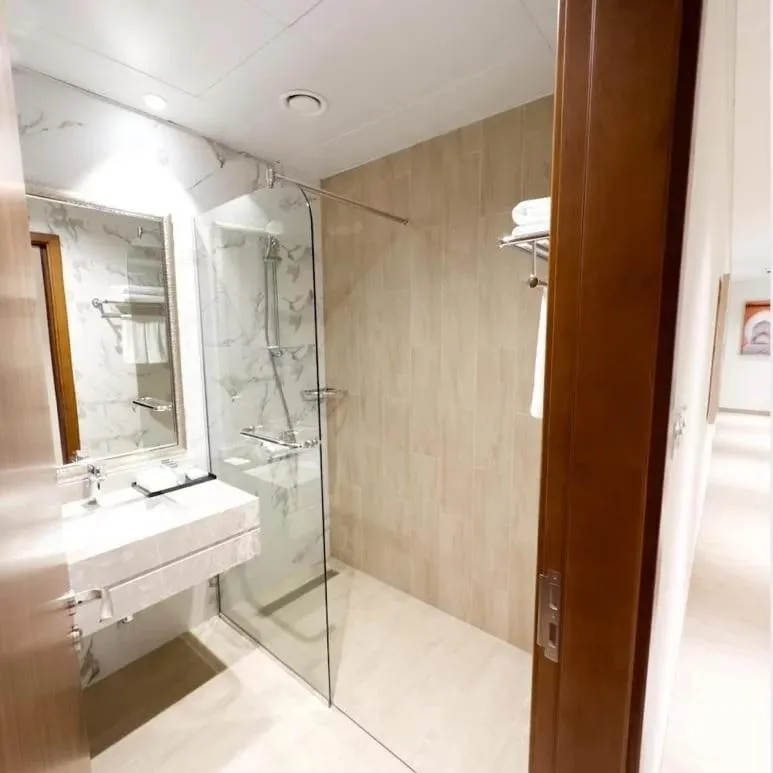 Shower in BANIYAS PLAZA HOTEL APARTMENTS