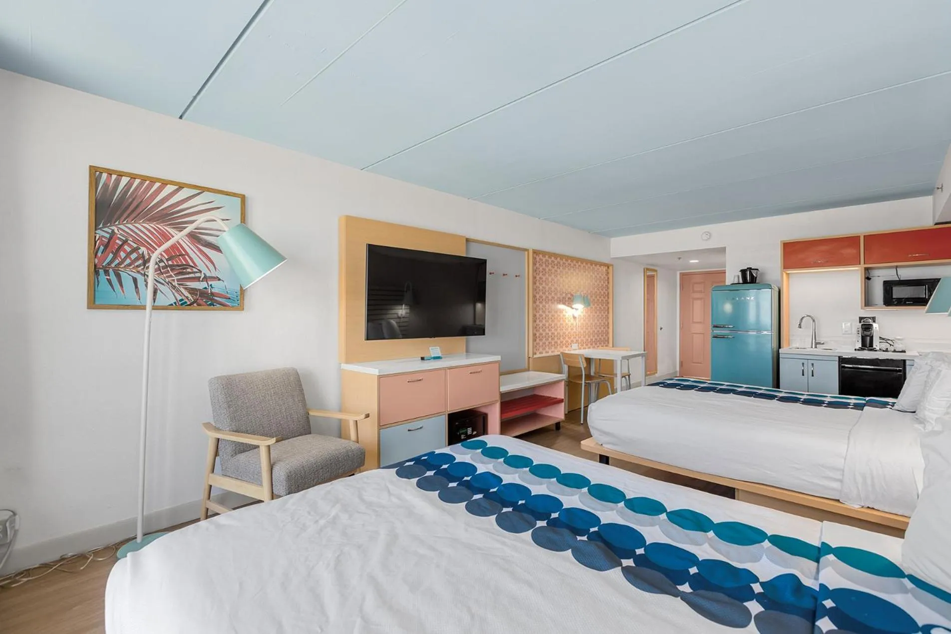 kitchen, Bed in Golden Sands Carolina Beach Oceanfront, Tapestry by Hilton